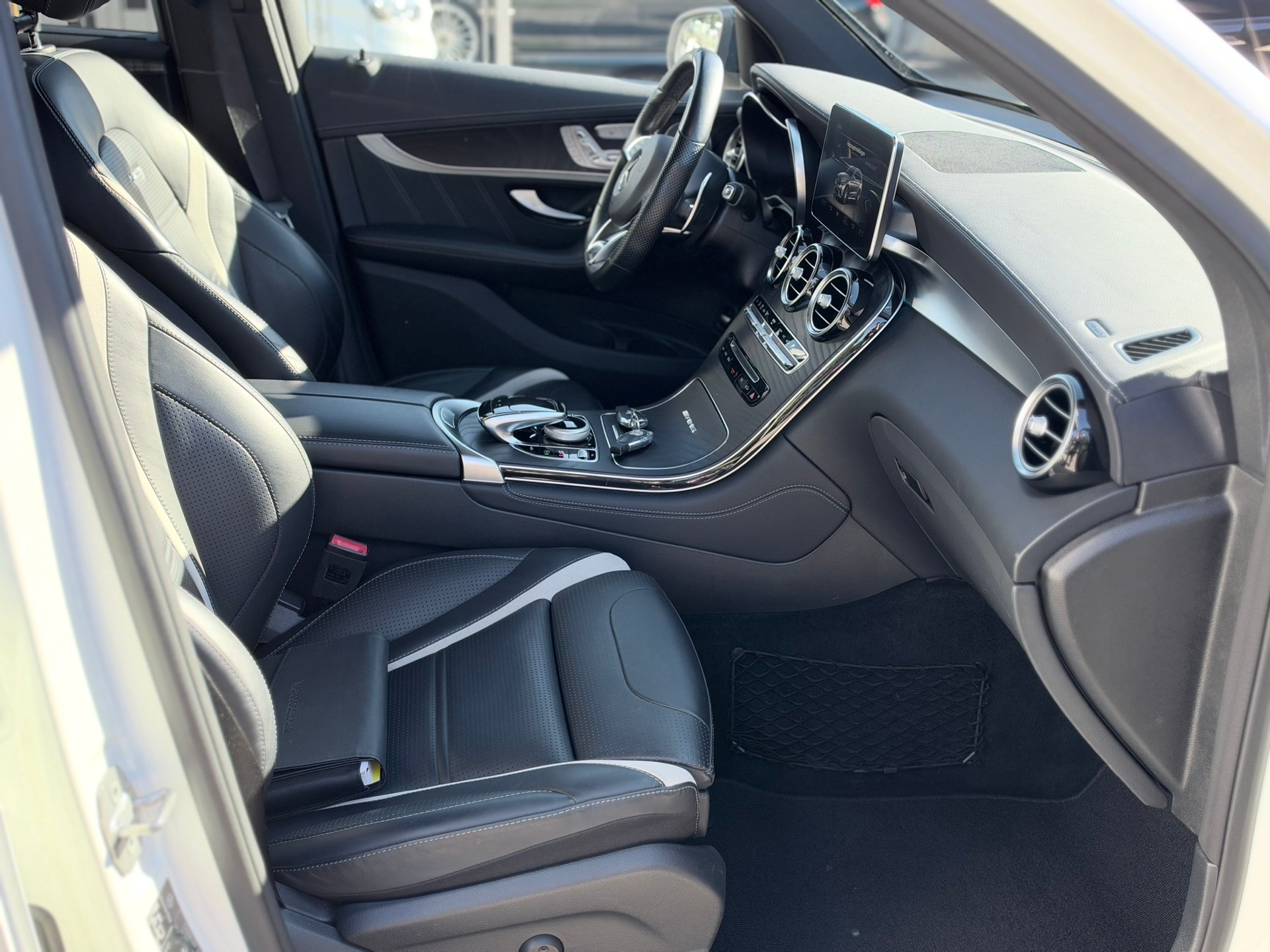 MERCEDES-BENZ GLC 63 S AMG 4Matic+ 9G-Tronic-image-13