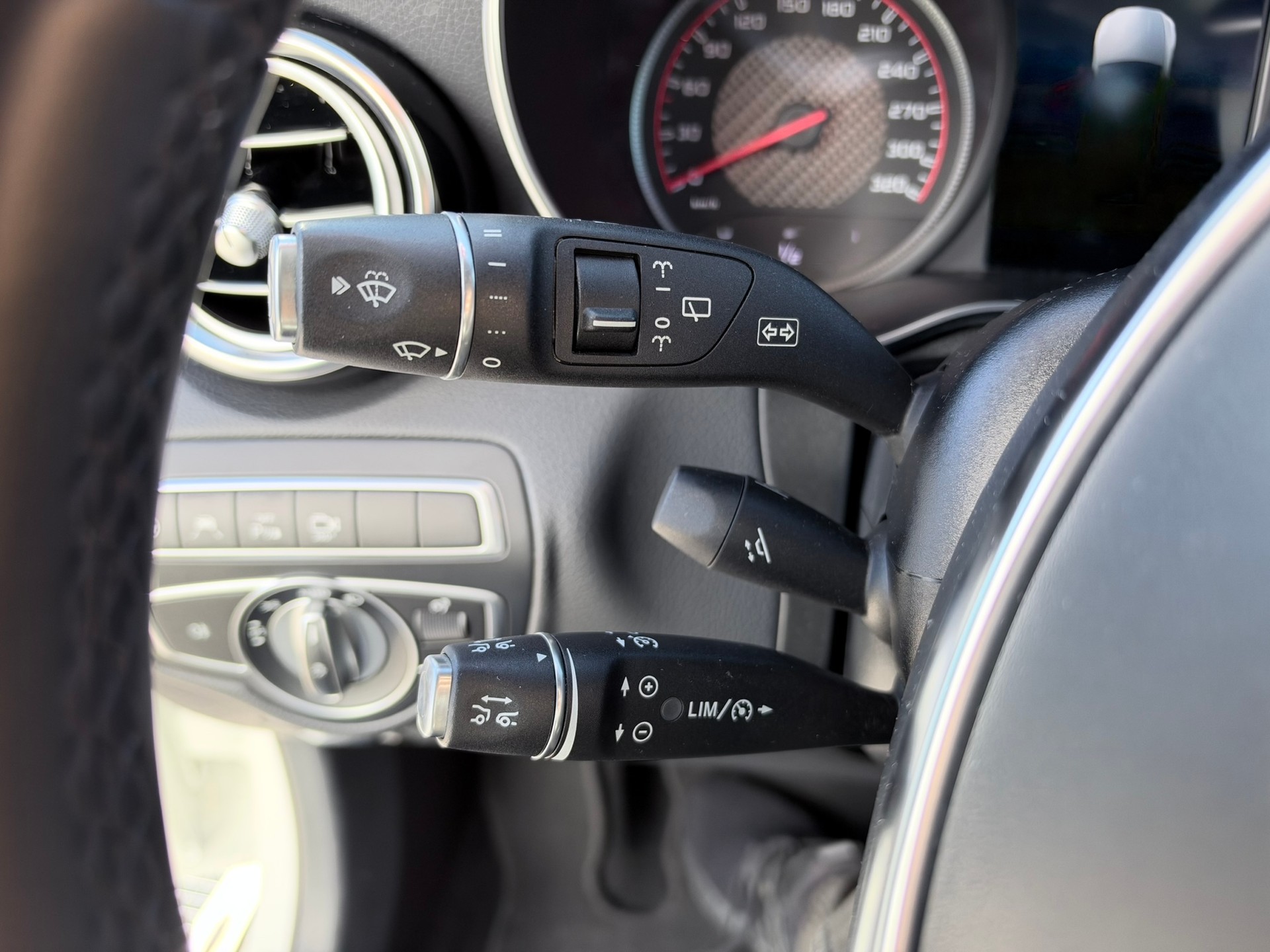 MERCEDES-BENZ GLC 63 S AMG 4Matic+ 9G-Tronic-image-23