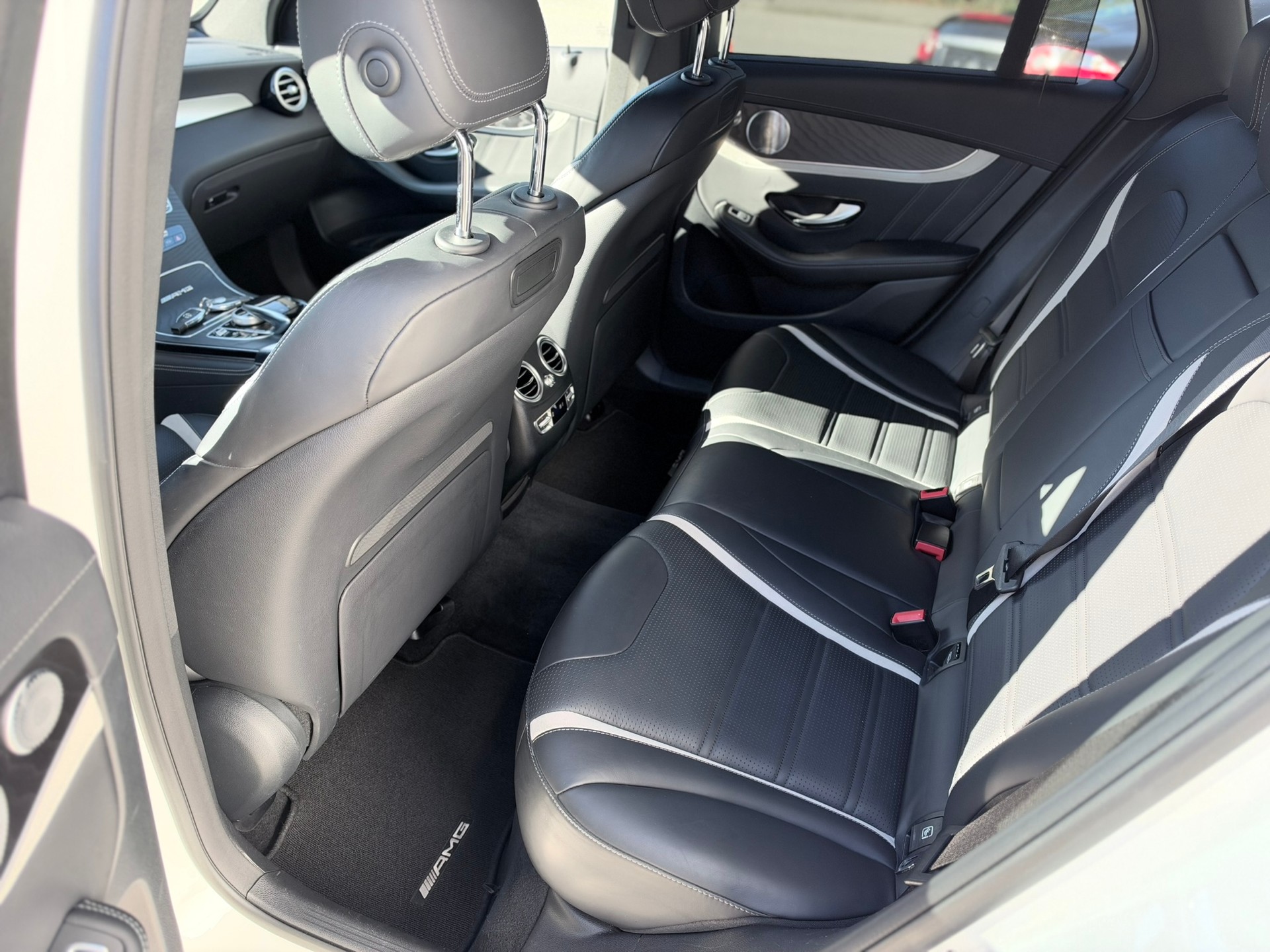 MERCEDES-BENZ GLC 63 S AMG 4Matic+ 9G-Tronic-image-17