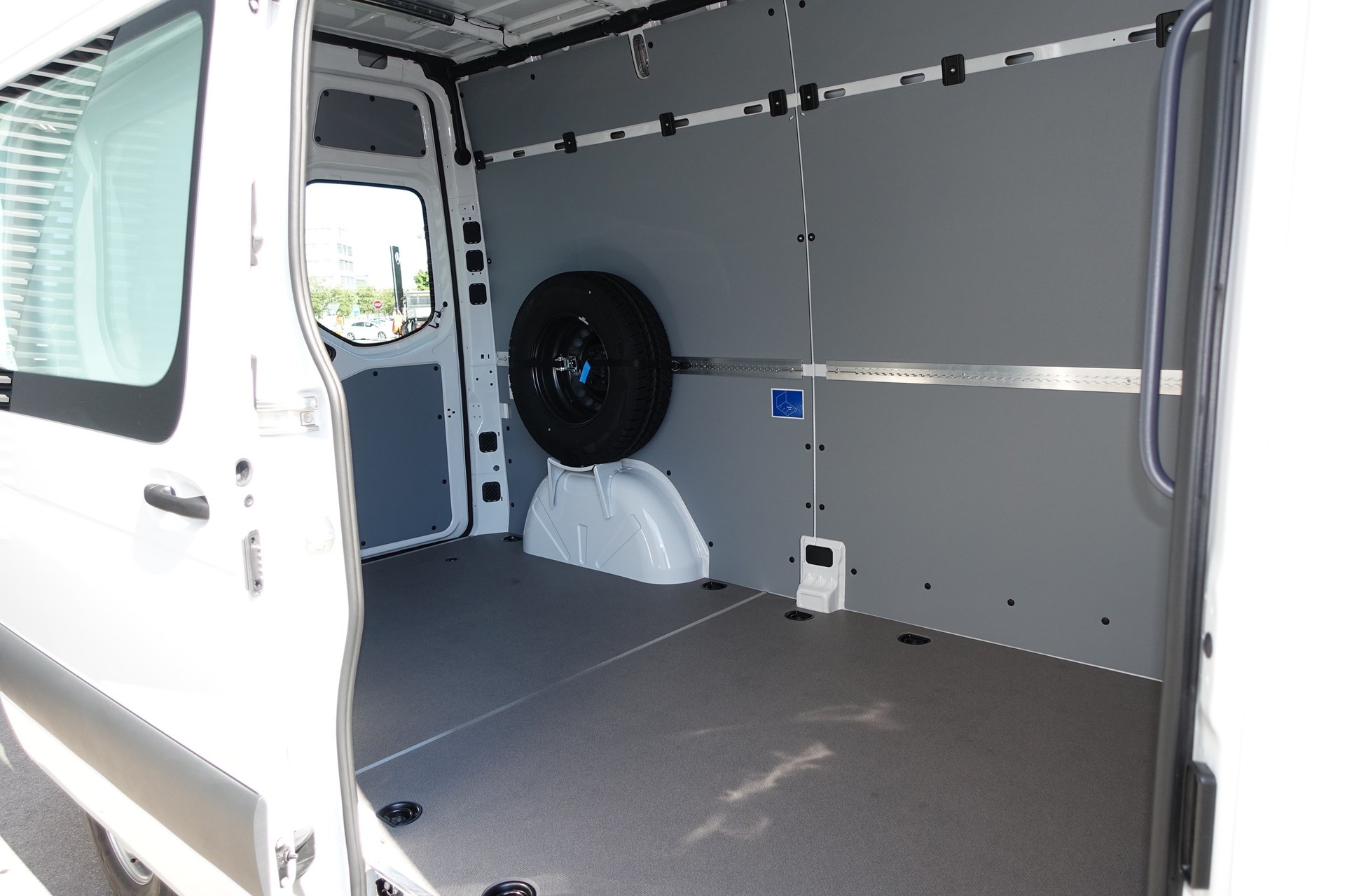MERCEDES-BENZ eSprinter 312 47kWh Standard-image-4