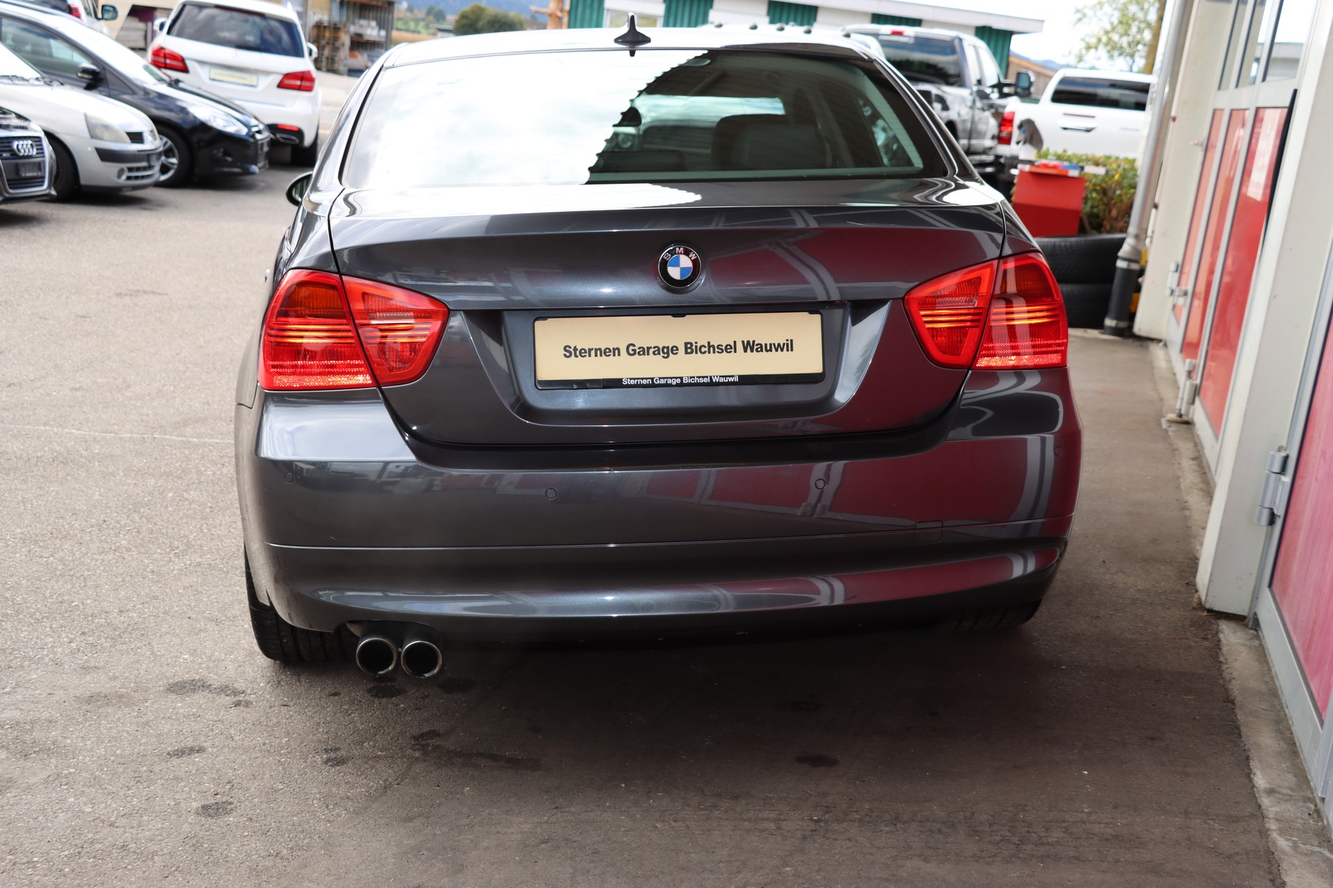 BMW 330xi-image-8