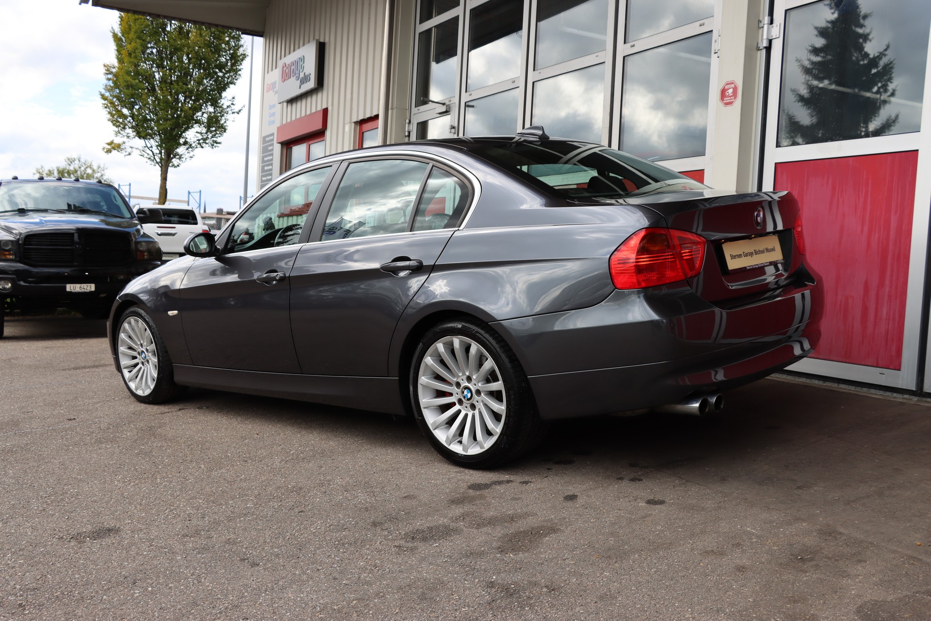 BMW 330xi-image-6