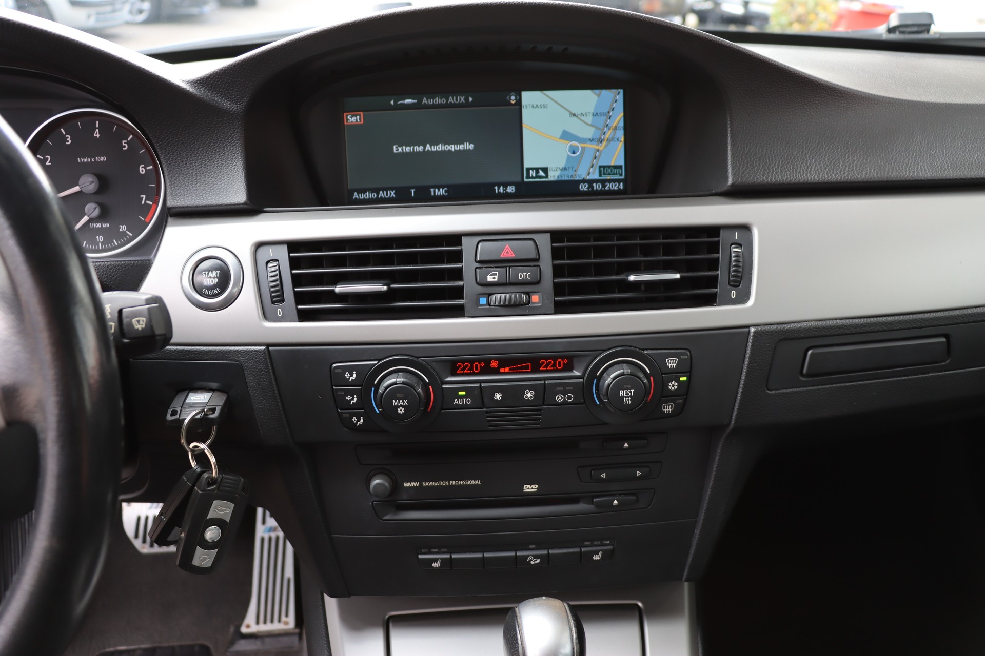 BMW 330xi-image-13