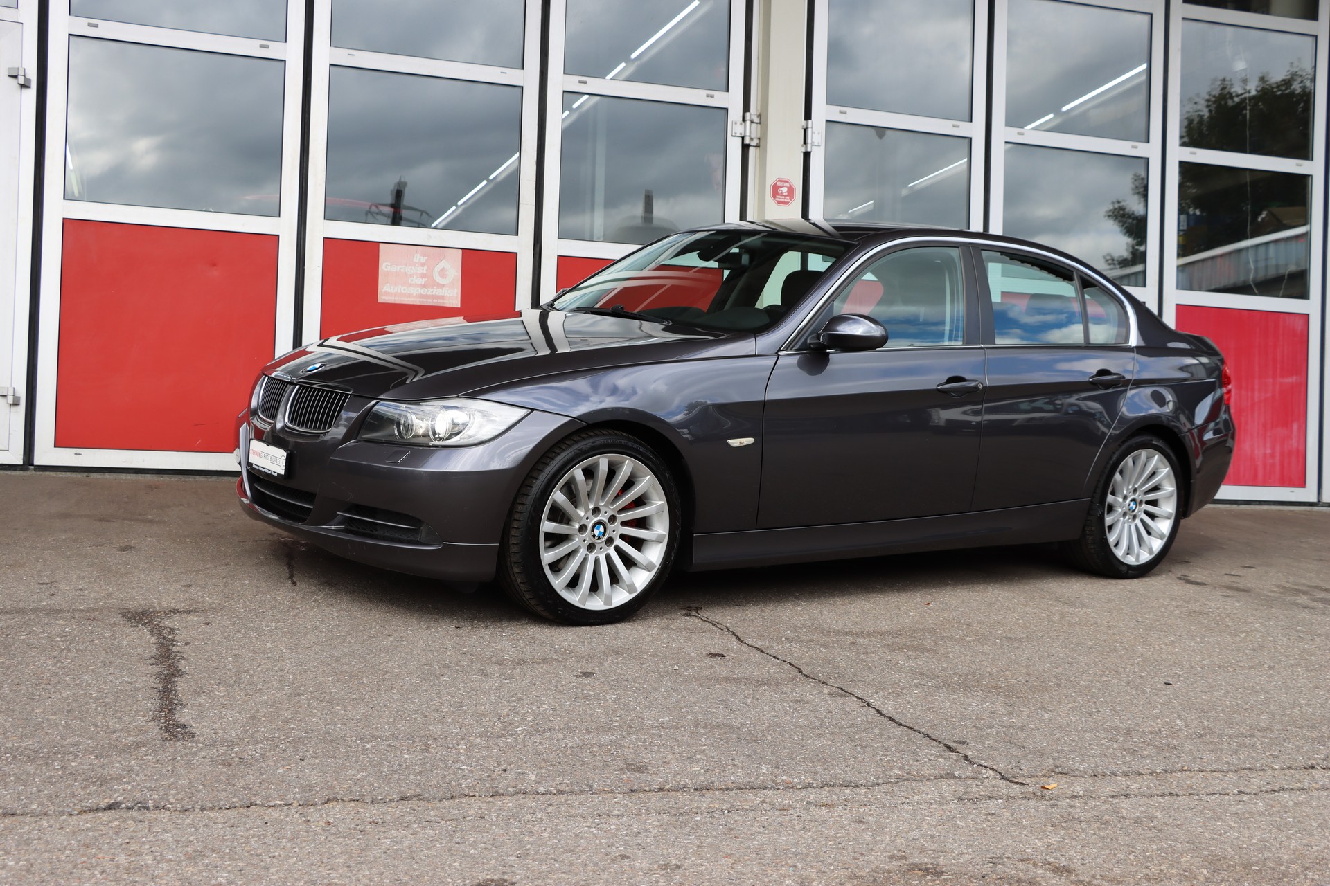 BMW 330xi-image-4