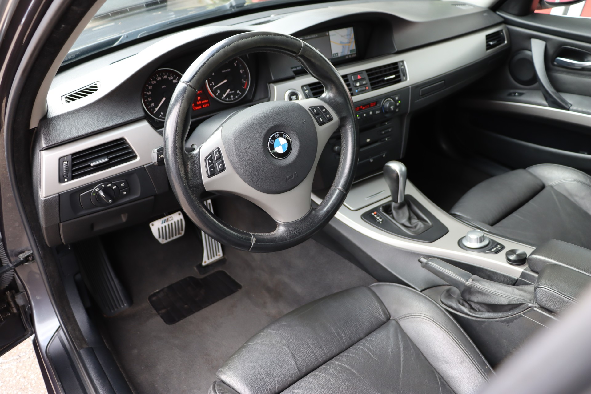 BMW 330xi-image-12