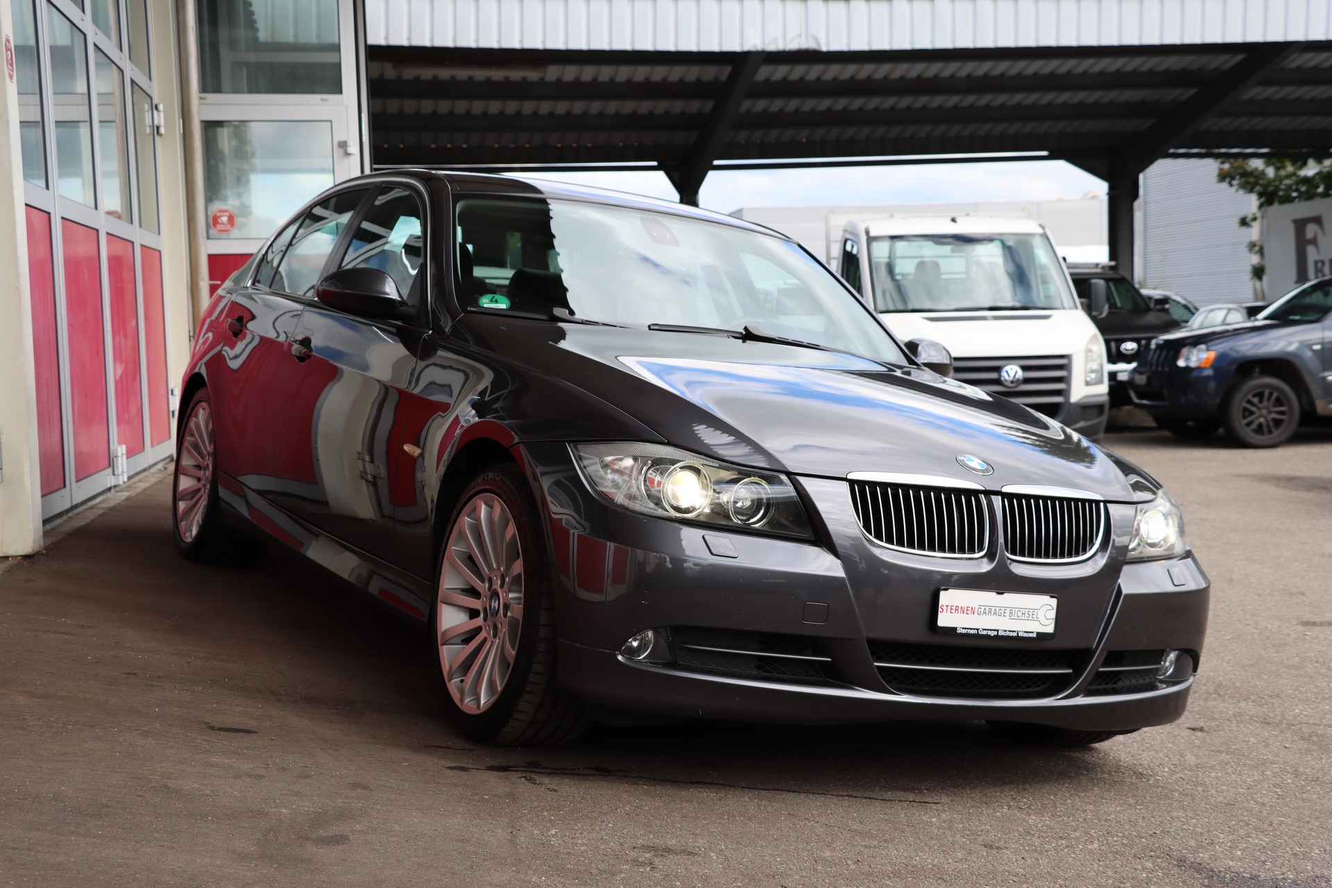 BMW 330xi-image-3