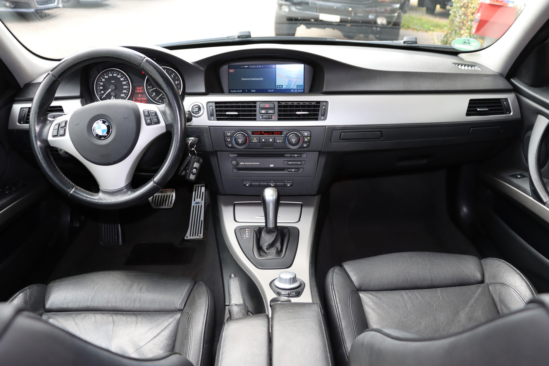 BMW 330xi-image-9