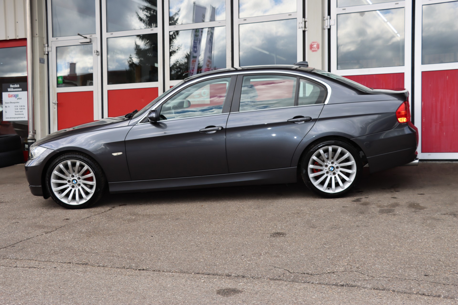 BMW 330xi-image-5