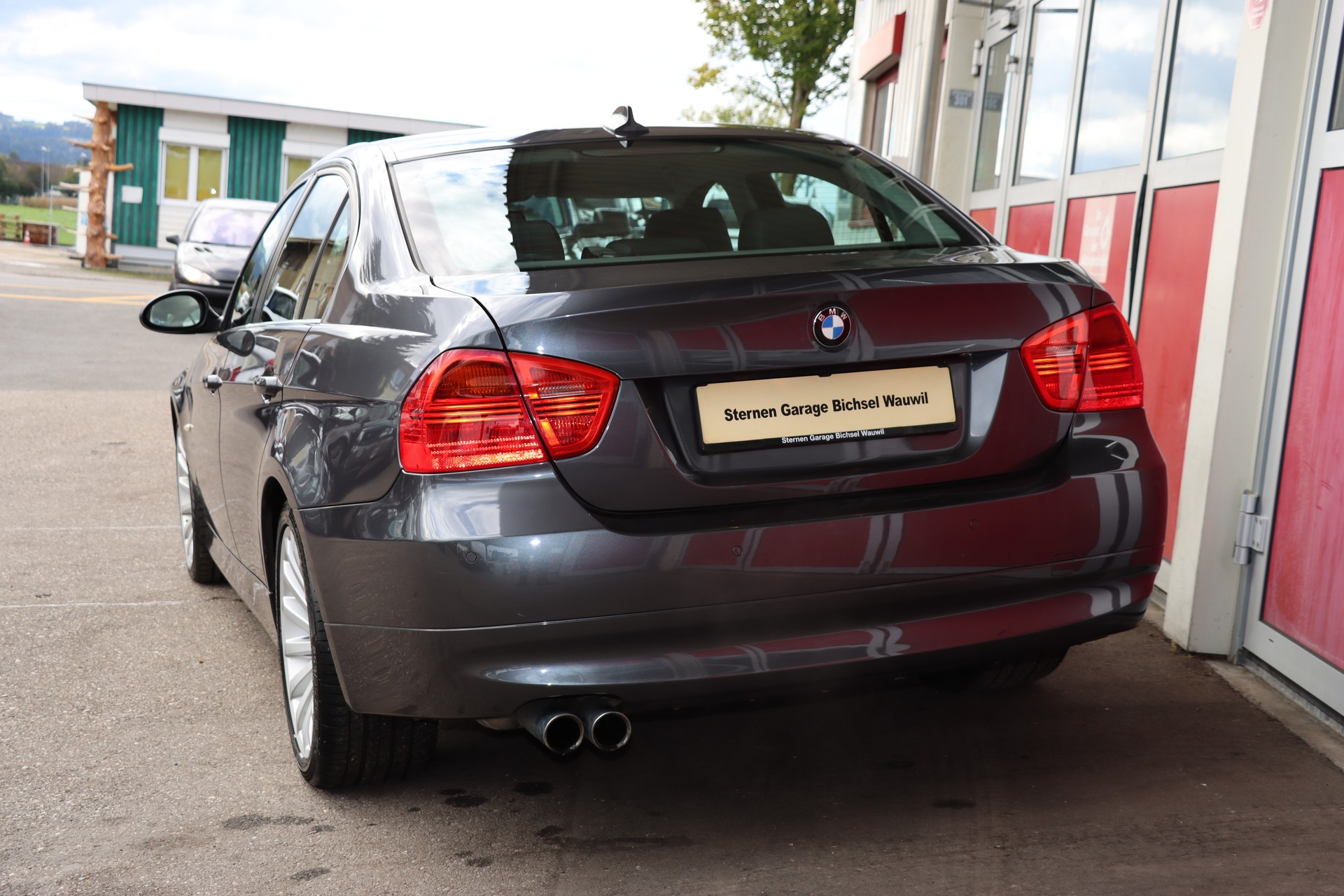 BMW 330xi-image-7