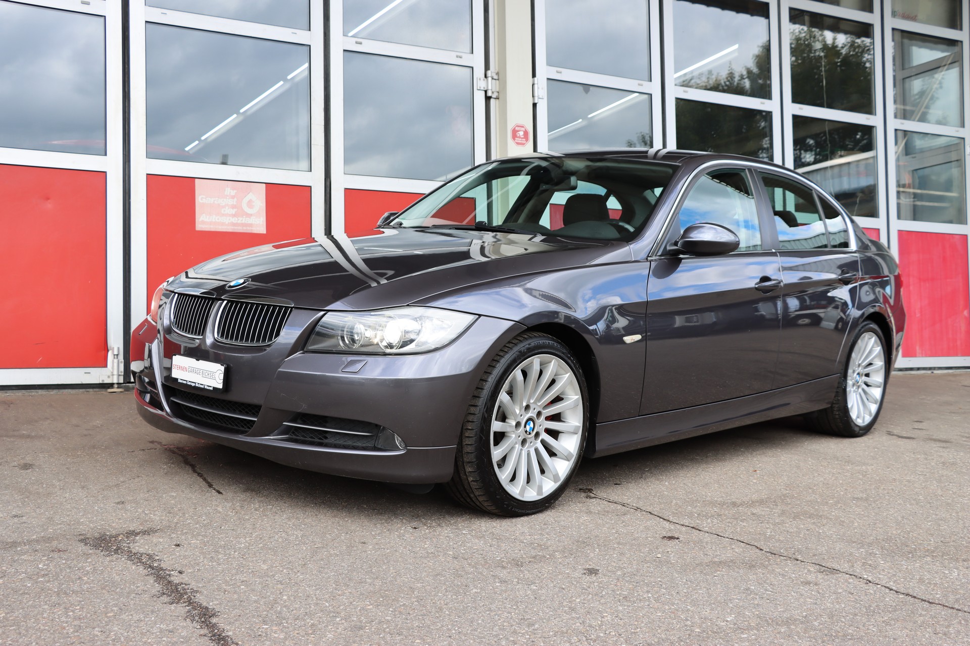 BMW 330xi-image-0