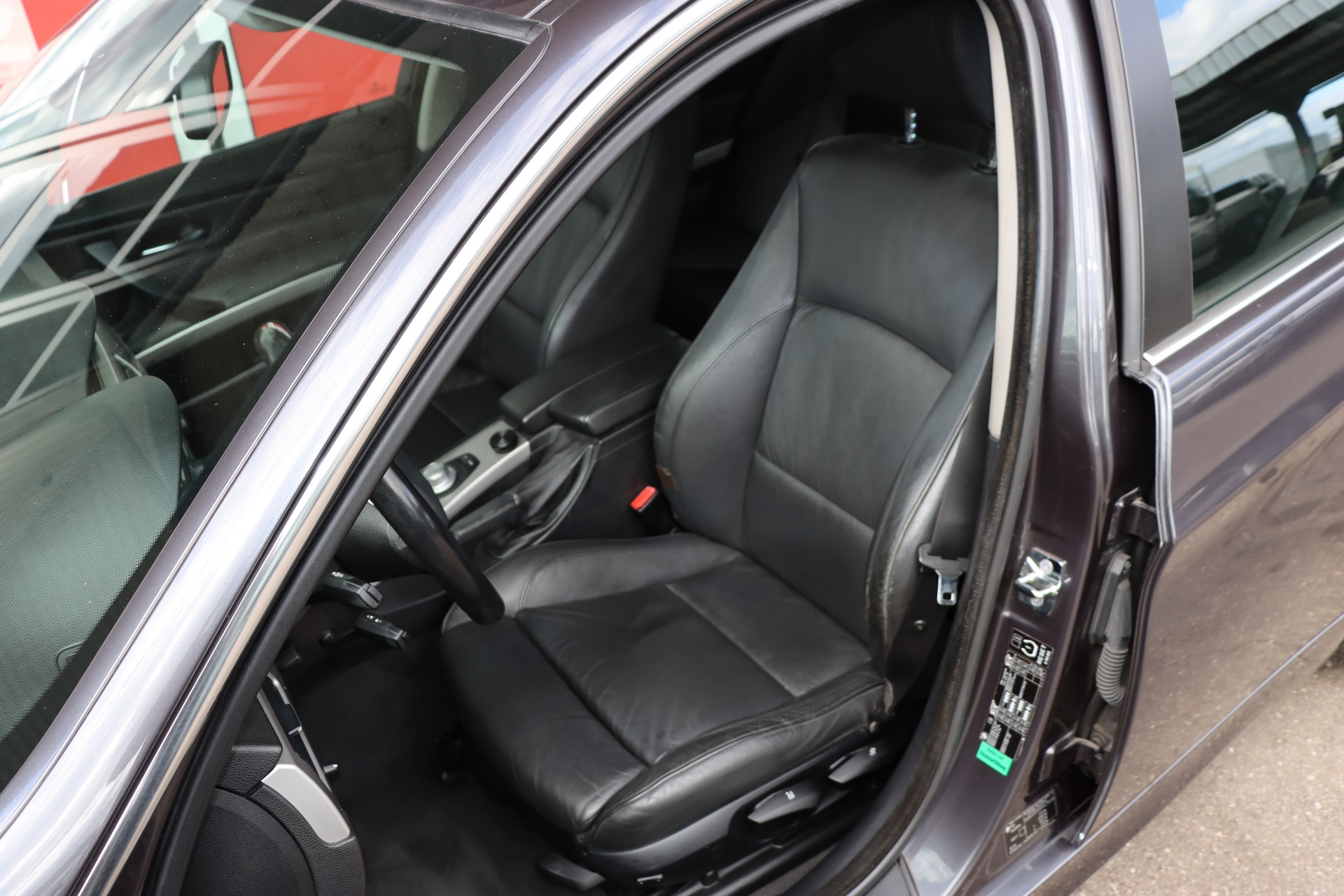 BMW 330xi-image-11