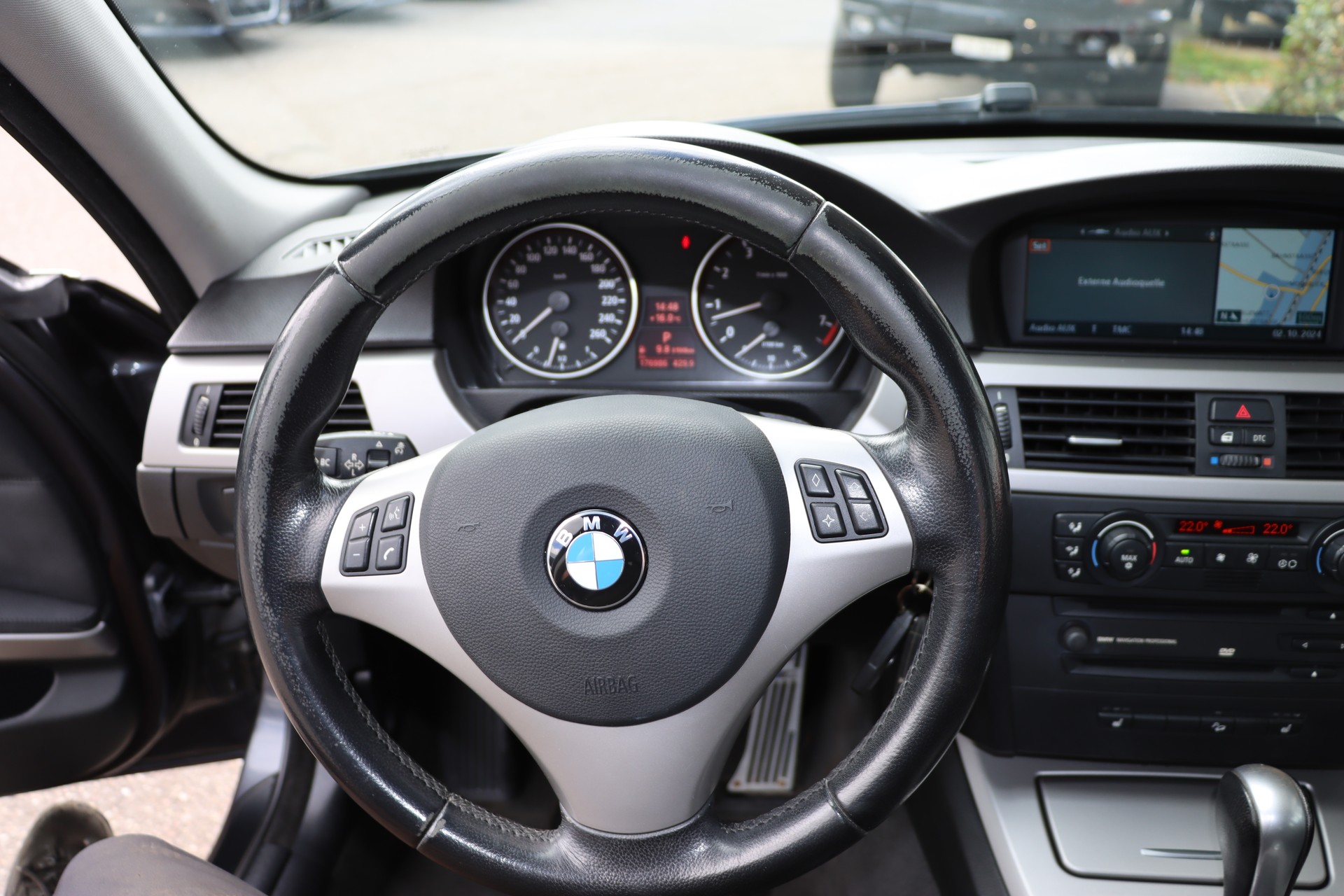 BMW 330xi-image-14