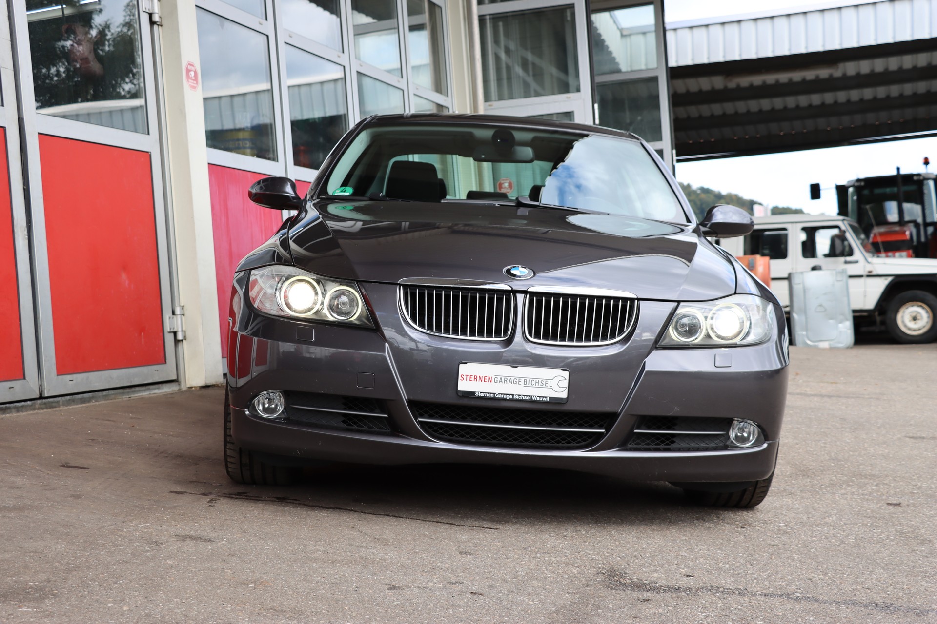 BMW 330xi-image-2
