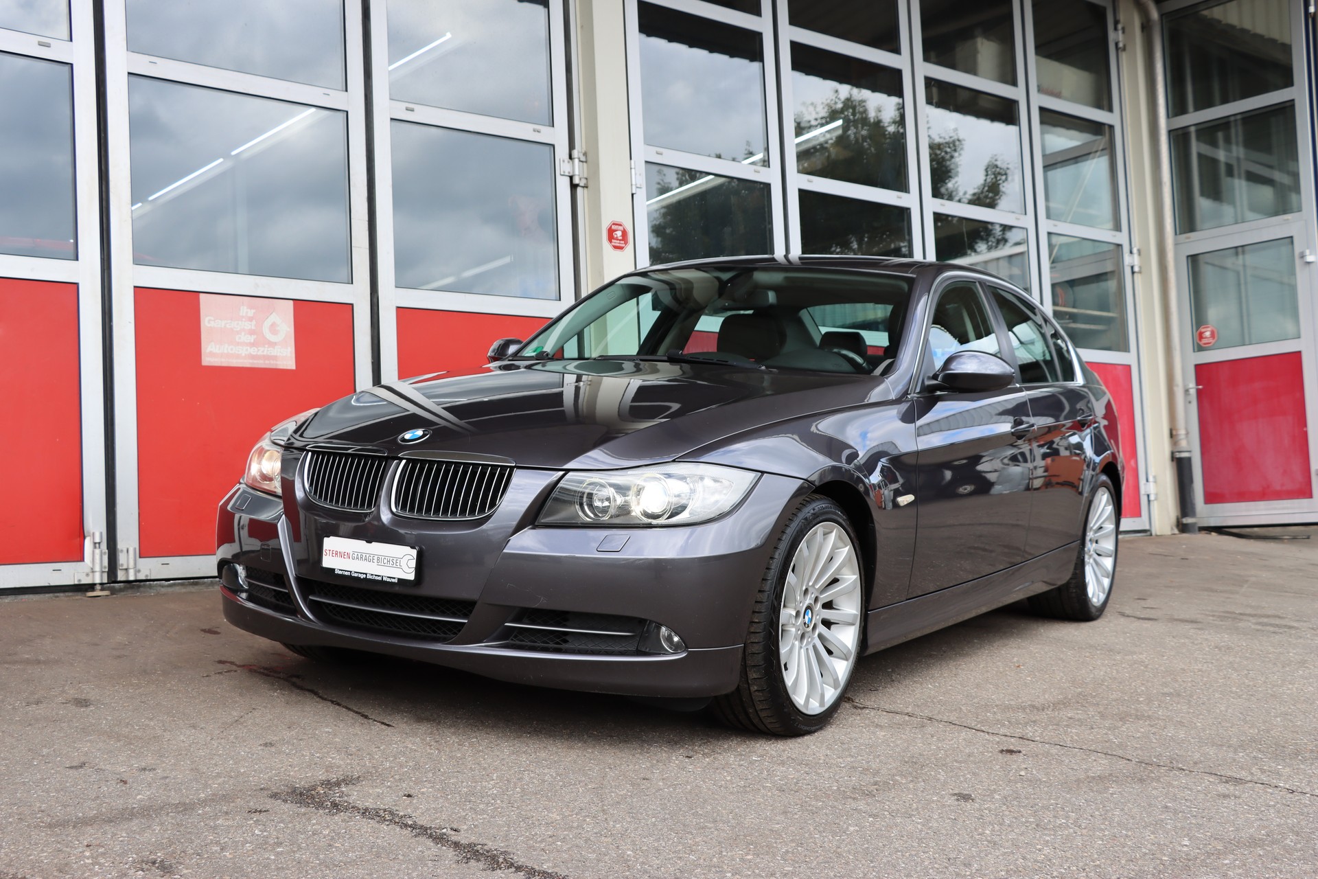 BMW 330xi-image-1