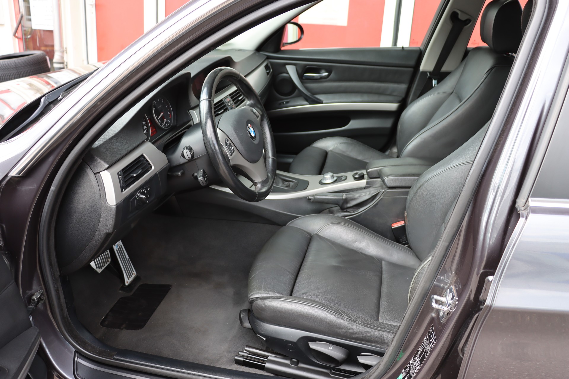 BMW 330xi-image-10