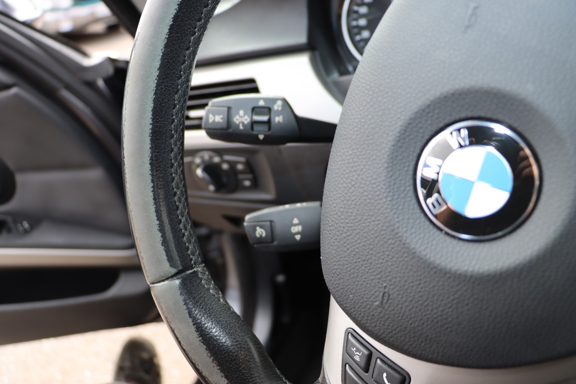 BMW 330xi-image-15