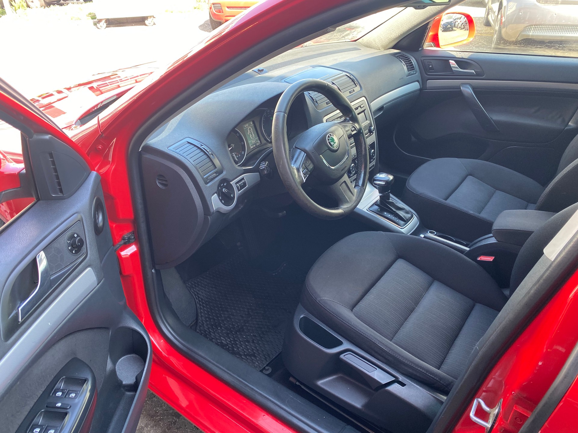 SKODA Octavia 1.4 TSI Ambiente DSG-image-9