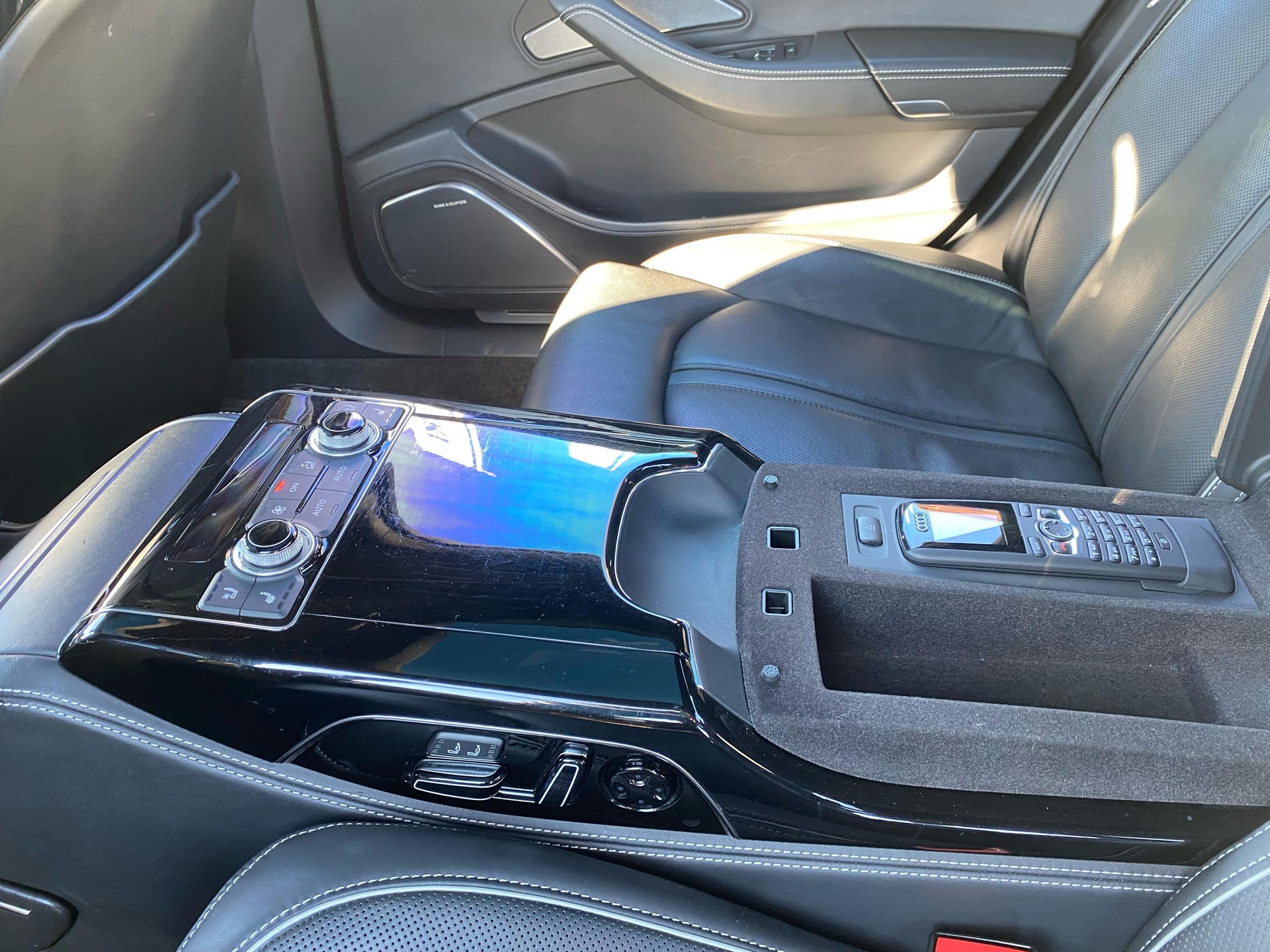 AUDI A8 L 6.3 FSI W12 quattro-image-12