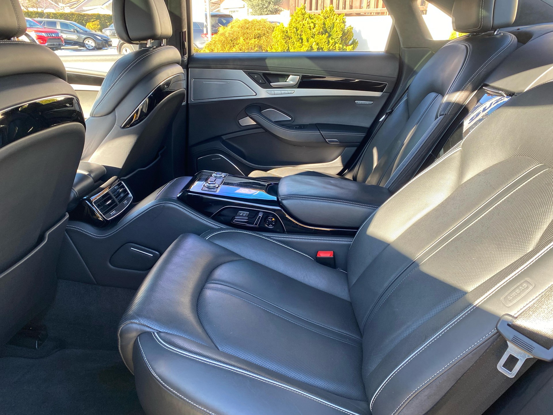 AUDI A8 L 6.3 FSI W12 quattro-image-11