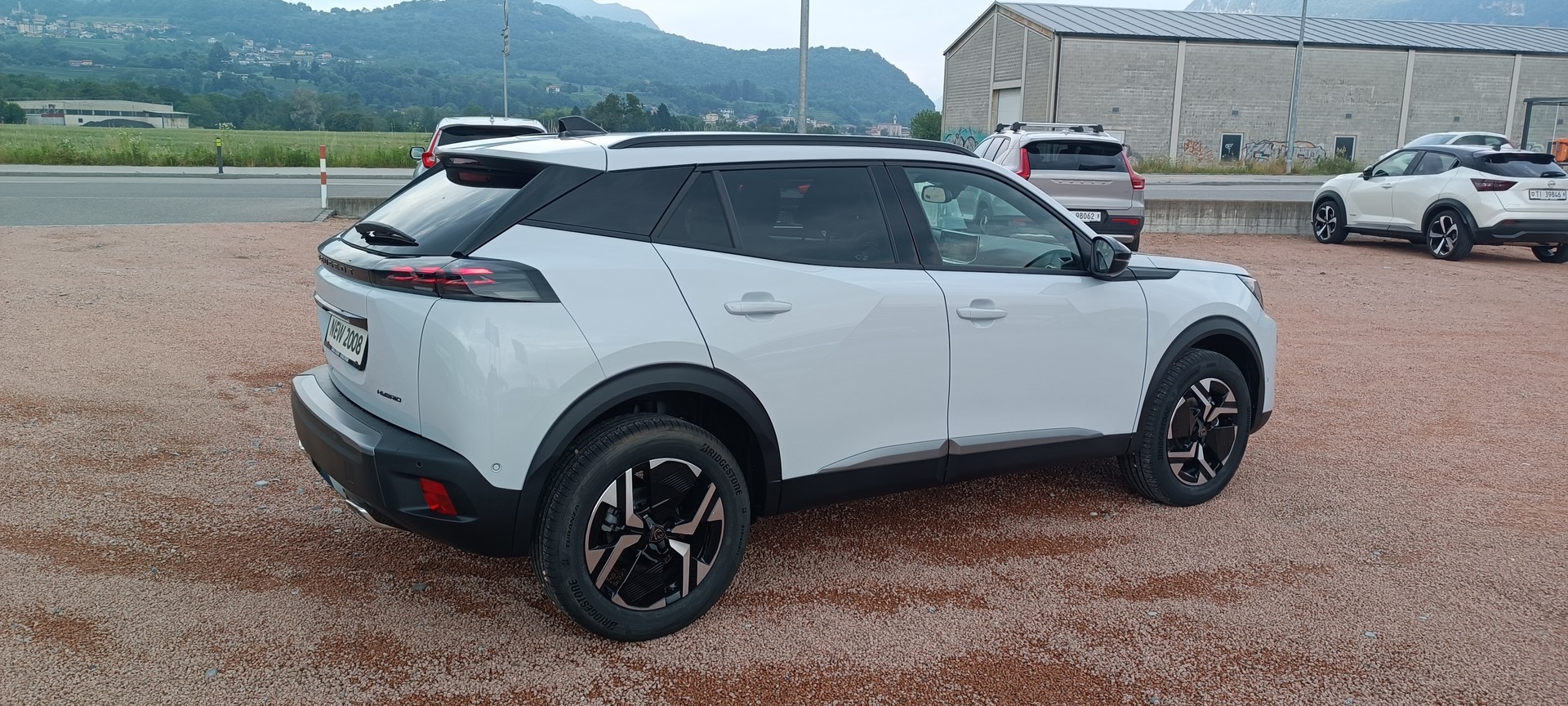PEUGEOT 2008 1.2 145 MHEV Allure Premium-image-3