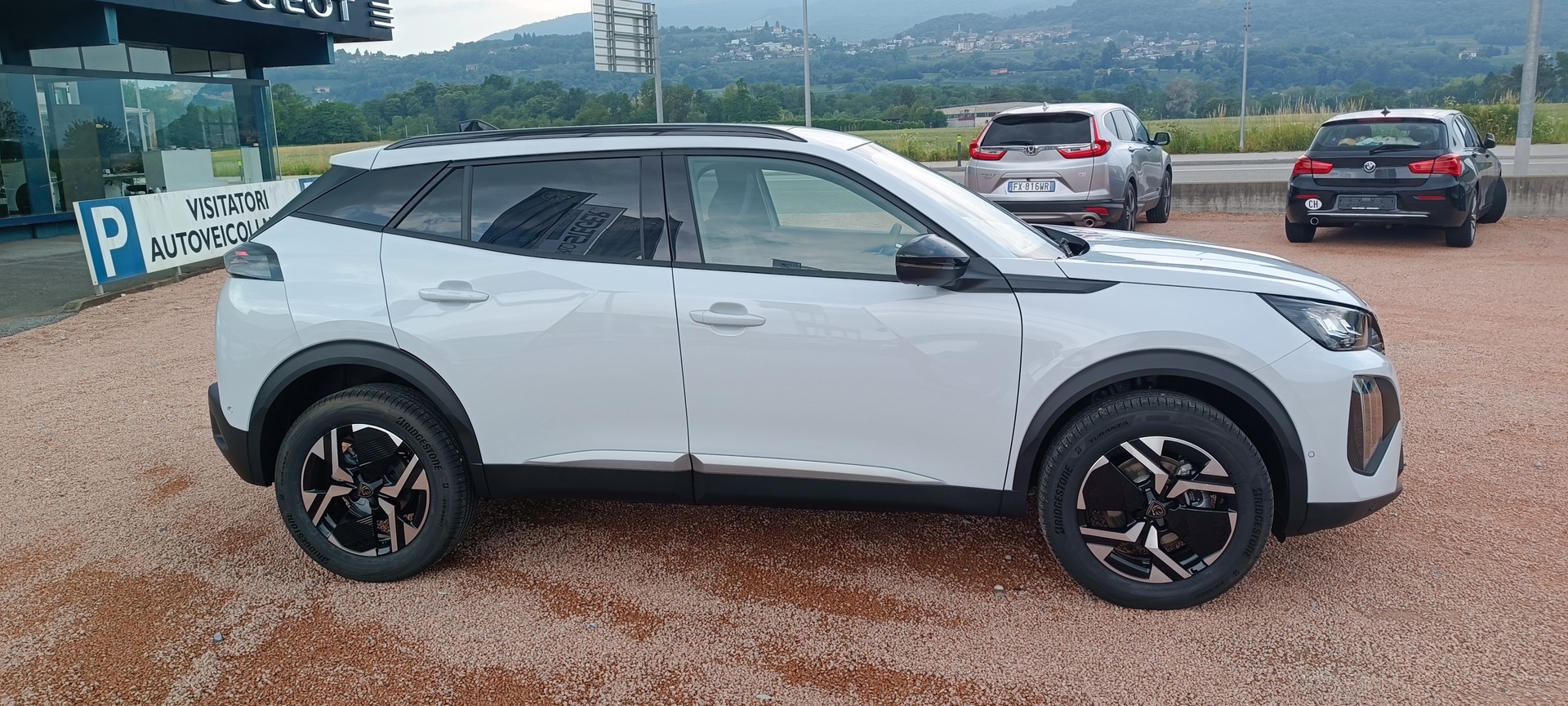 PEUGEOT 2008 1.2 145 MHEV Allure Premium-image-2