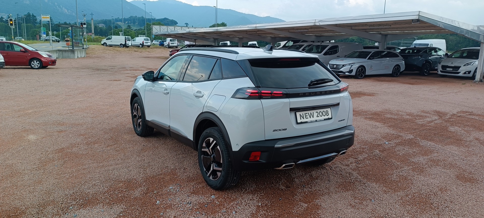PEUGEOT 2008 1.2 145 MHEV Allure Premium-image-6