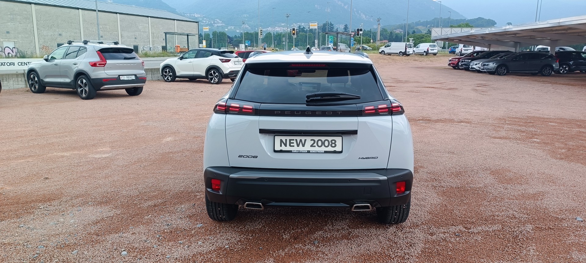 PEUGEOT 2008 1.2 145 MHEV Allure Premium-image-5