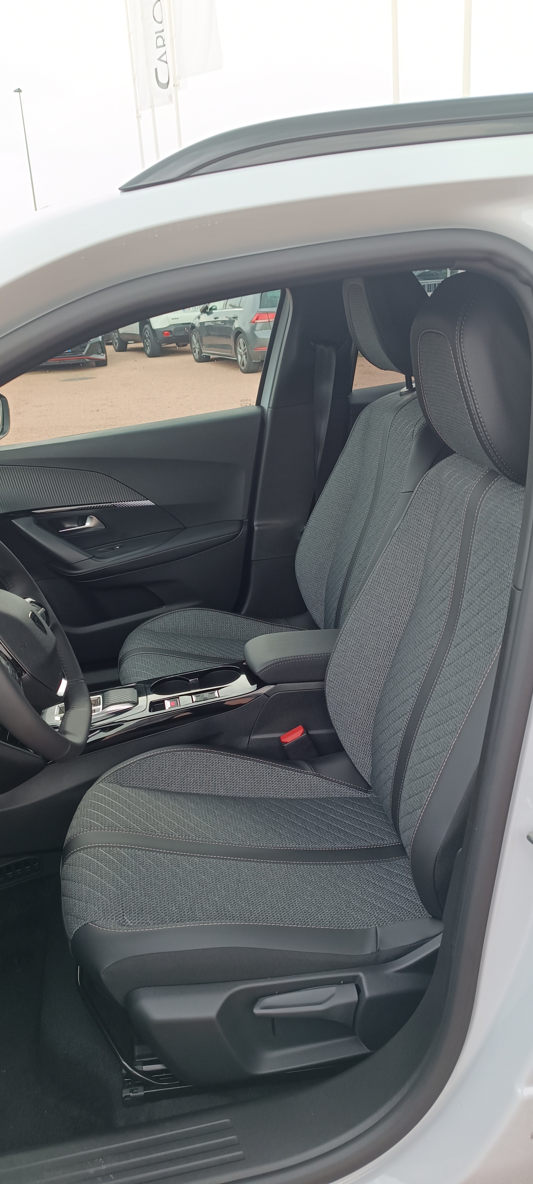PEUGEOT 2008 1.2 145 MHEV Allure Premium-image-10