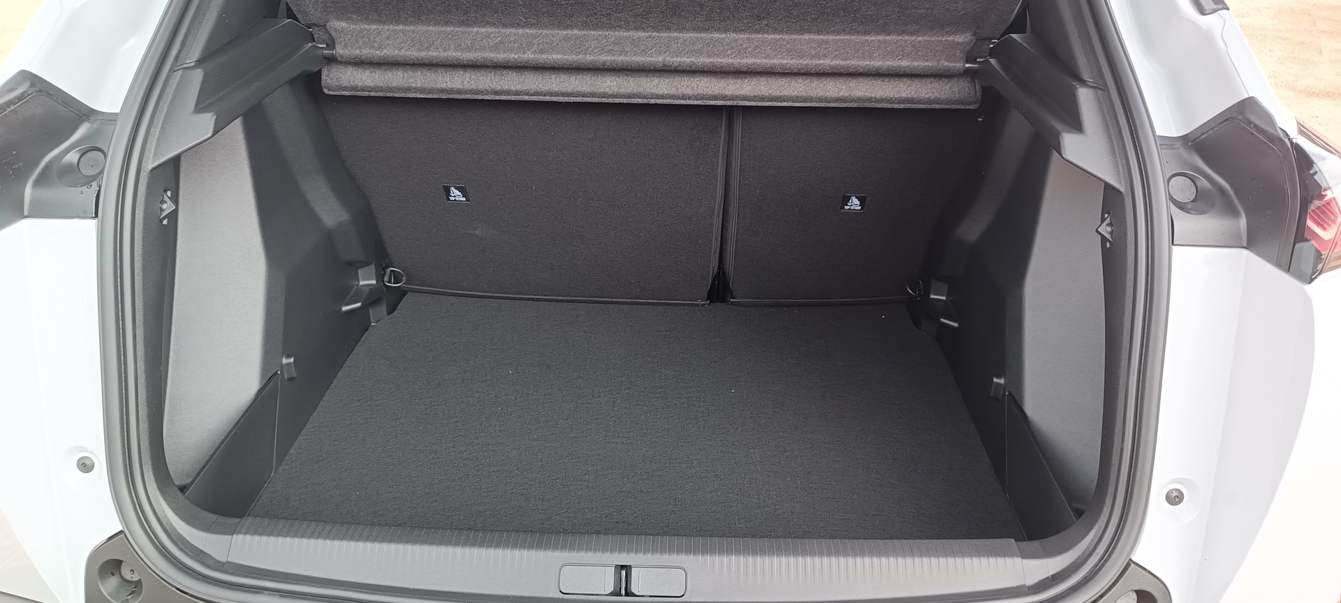 PEUGEOT 2008 1.2 145 MHEV Allure Premium-image-12