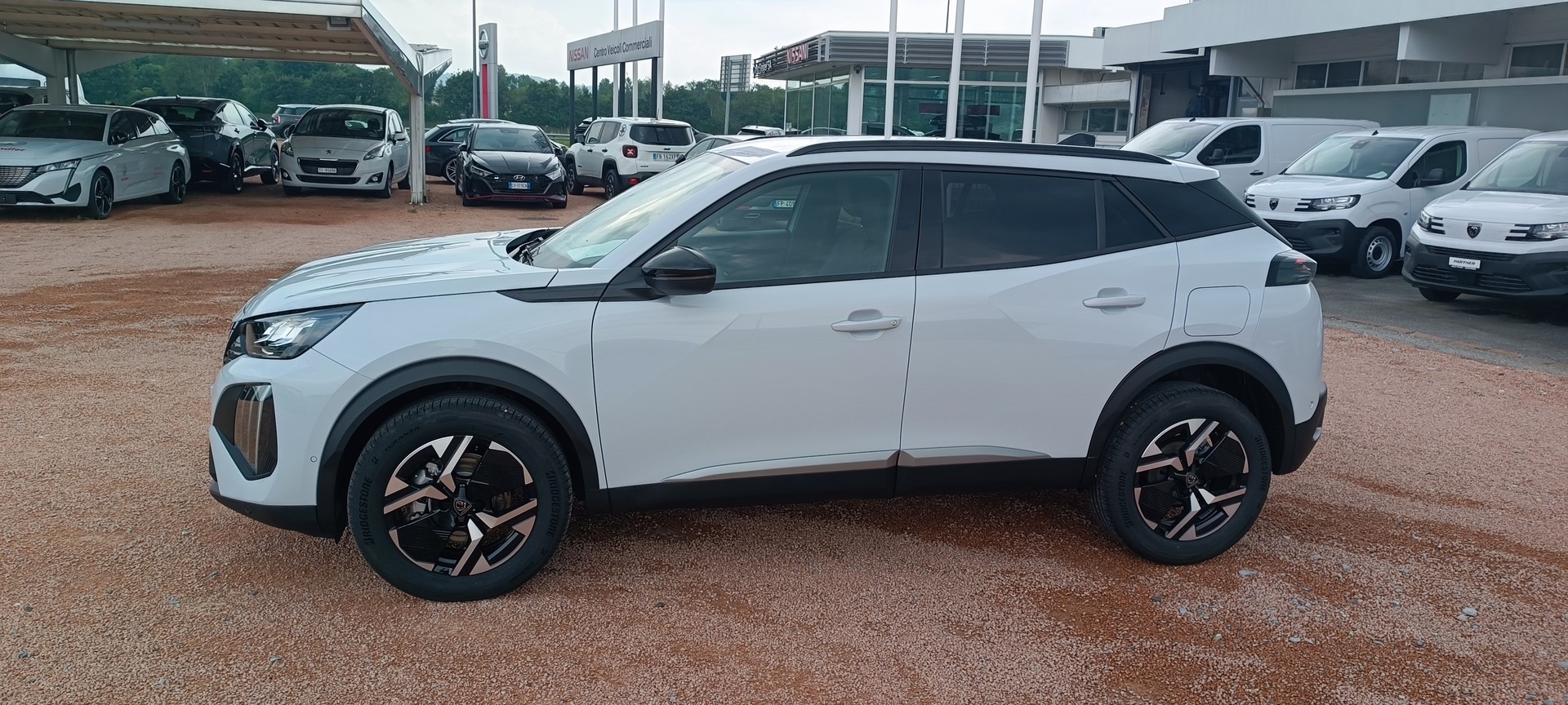 PEUGEOT 2008 1.2 145 MHEV Allure Premium-image-8