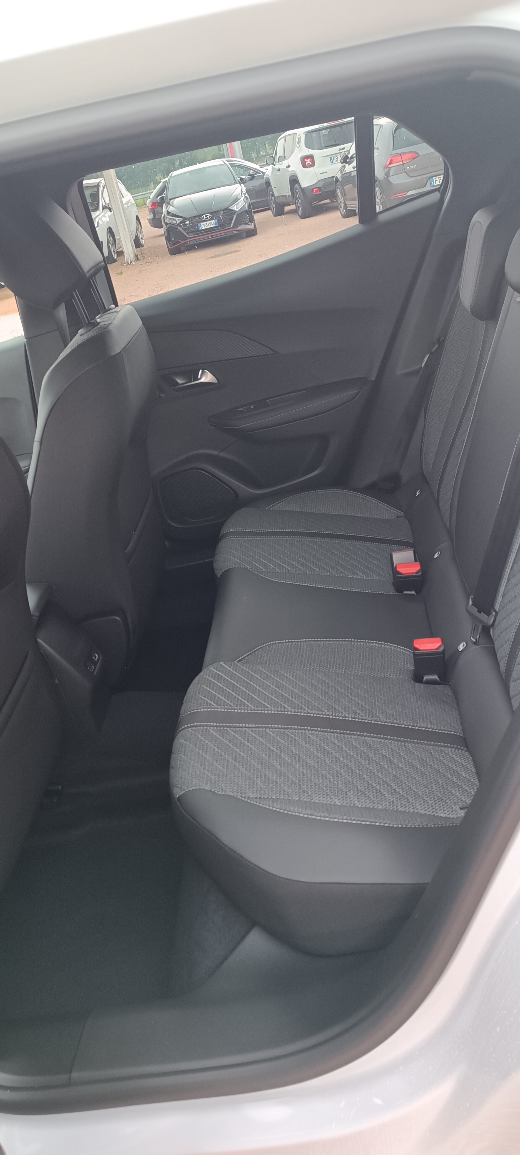 PEUGEOT 2008 1.2 145 MHEV Allure Premium-image-11