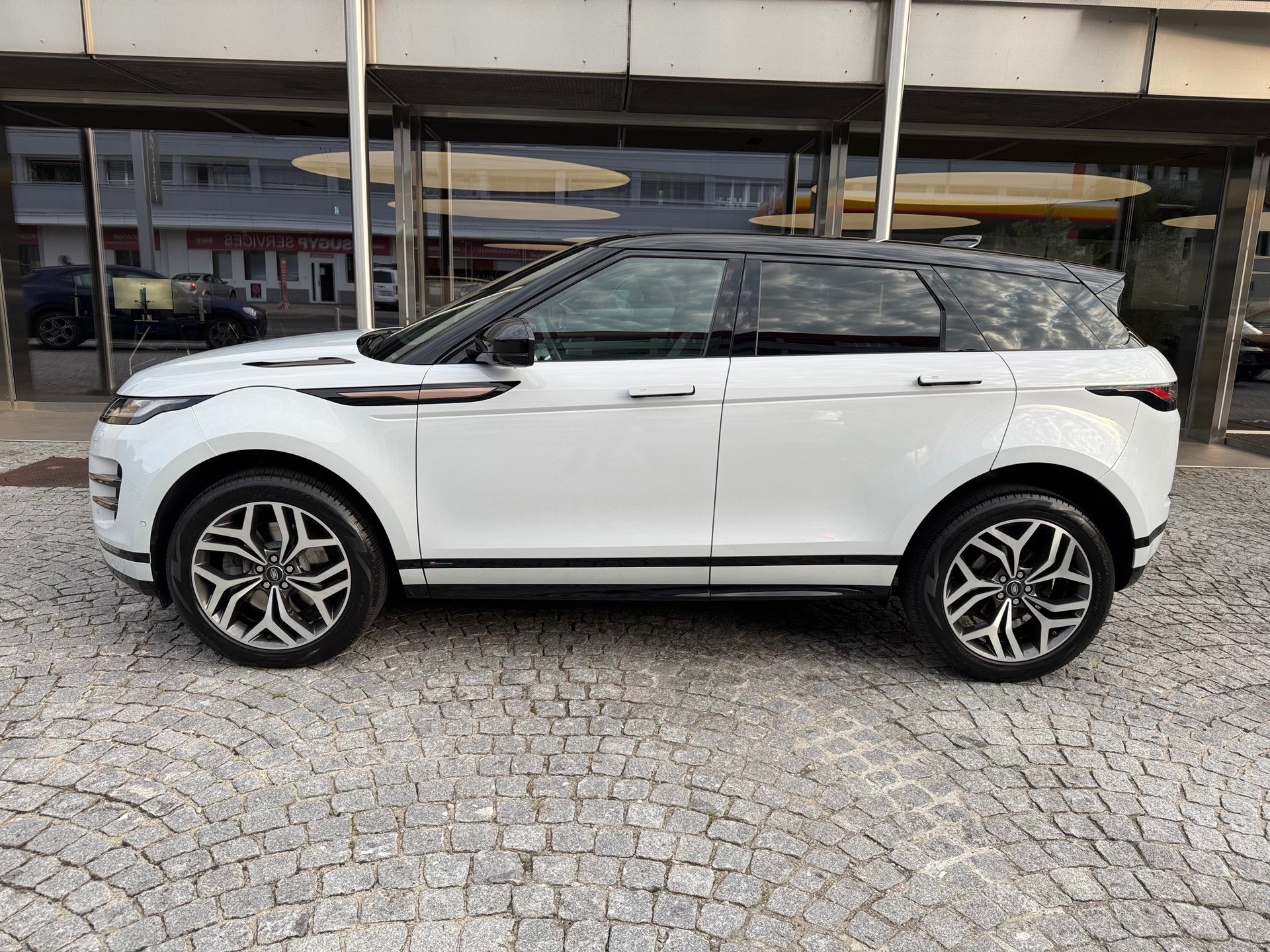 LAND ROVER Evoque R-Dynamic First Edition P 250 HSE-image-1