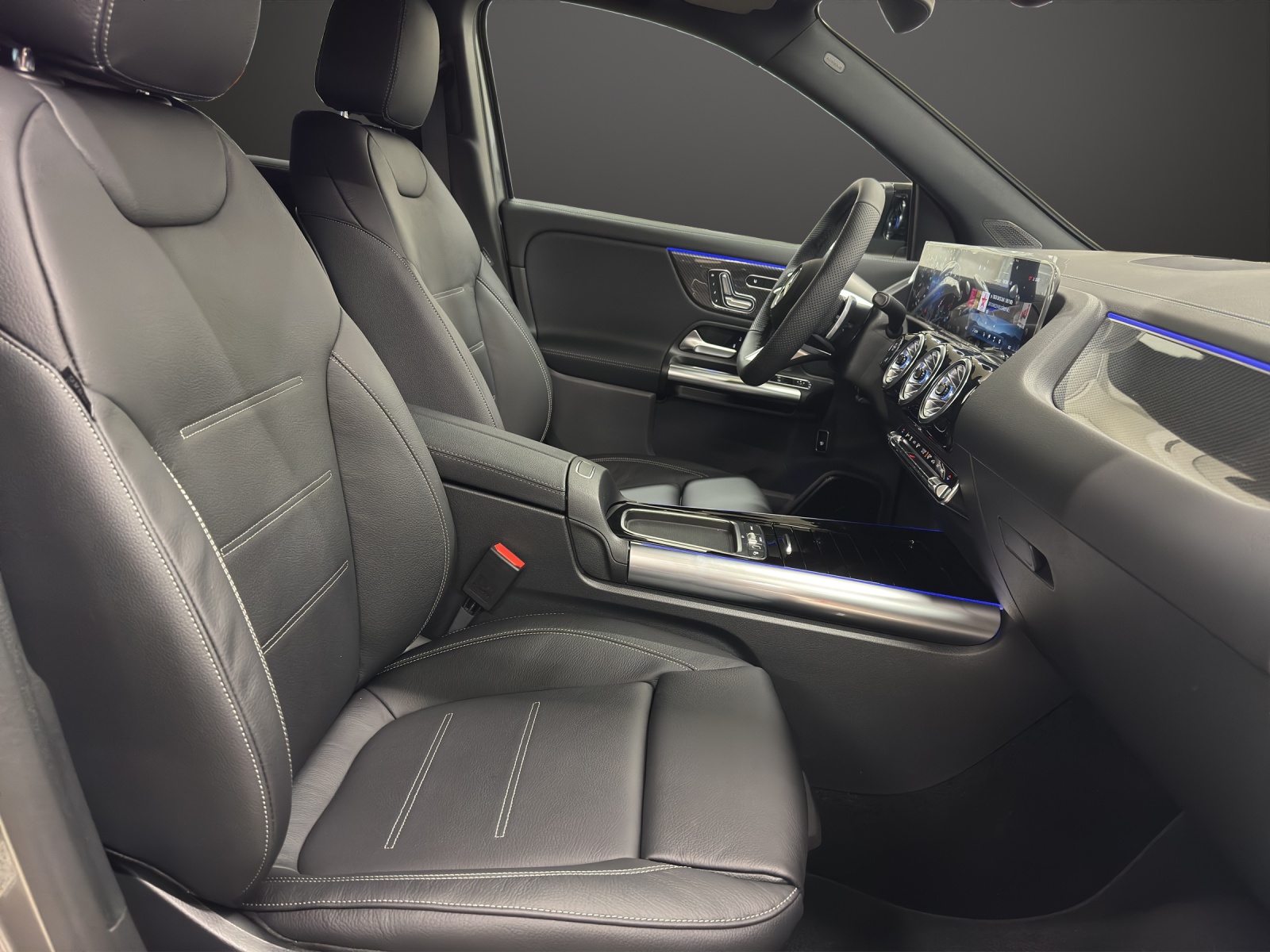 MERCEDES-BENZ GLA 200 7G-DCT "Night Star"-image-12