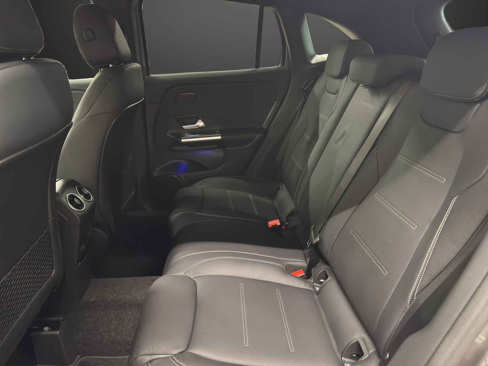 MERCEDES-BENZ GLA 200 7G-DCT "Night Star"-image-11