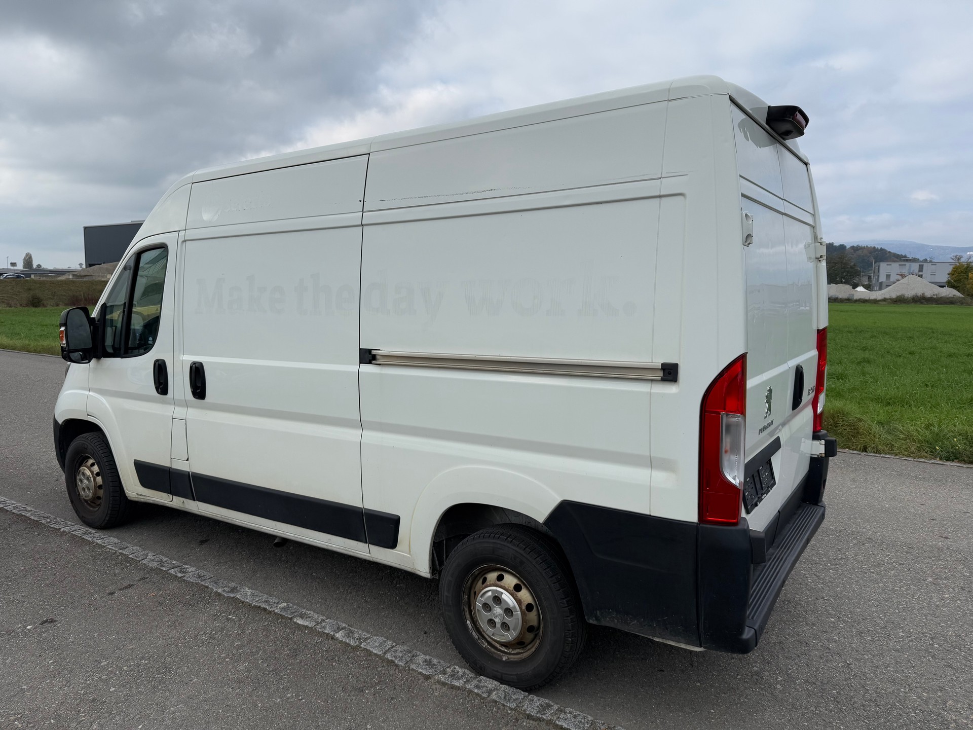 PEUGEOT Boxer 2.2 HDI 335 Pro L2H2-image-3