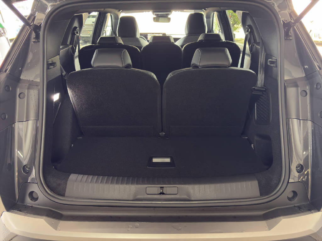PEUGEOT 5008 1.2 Hybrid Allure Premium-image-8