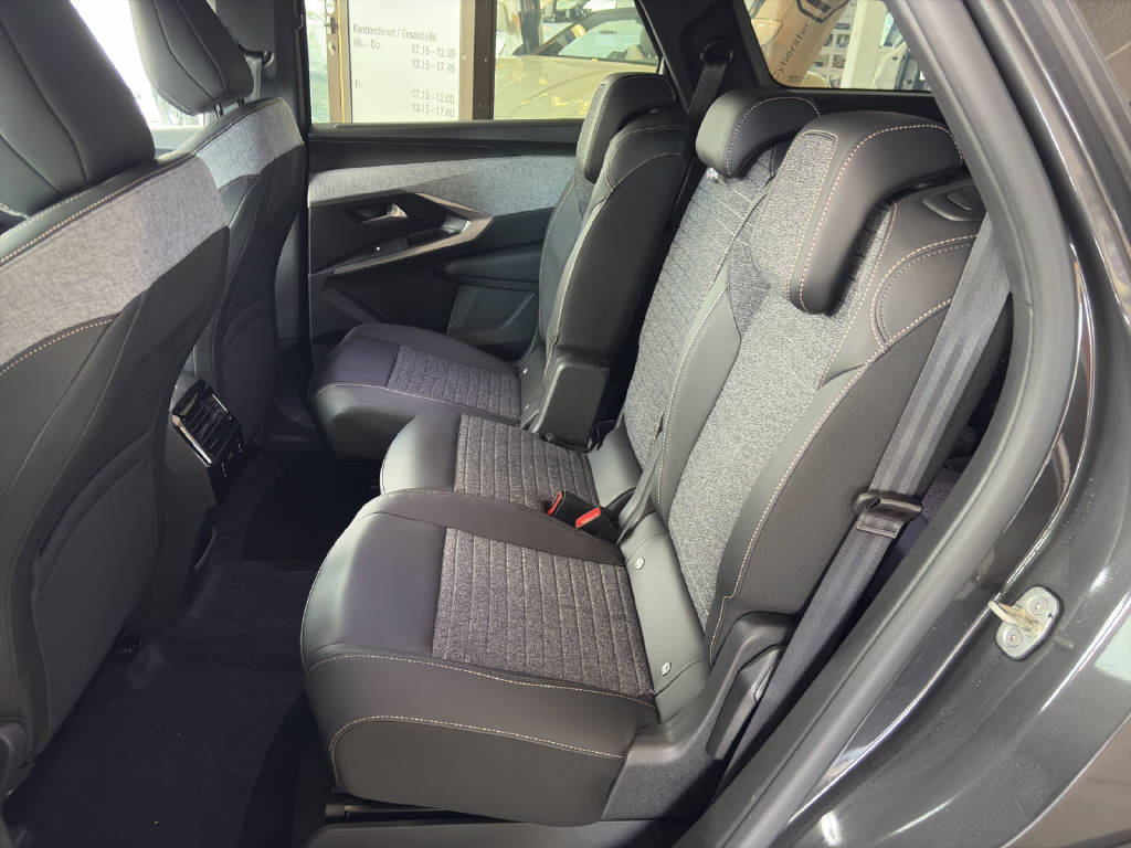 PEUGEOT 5008 1.2 Hybrid Allure Premium-image-7