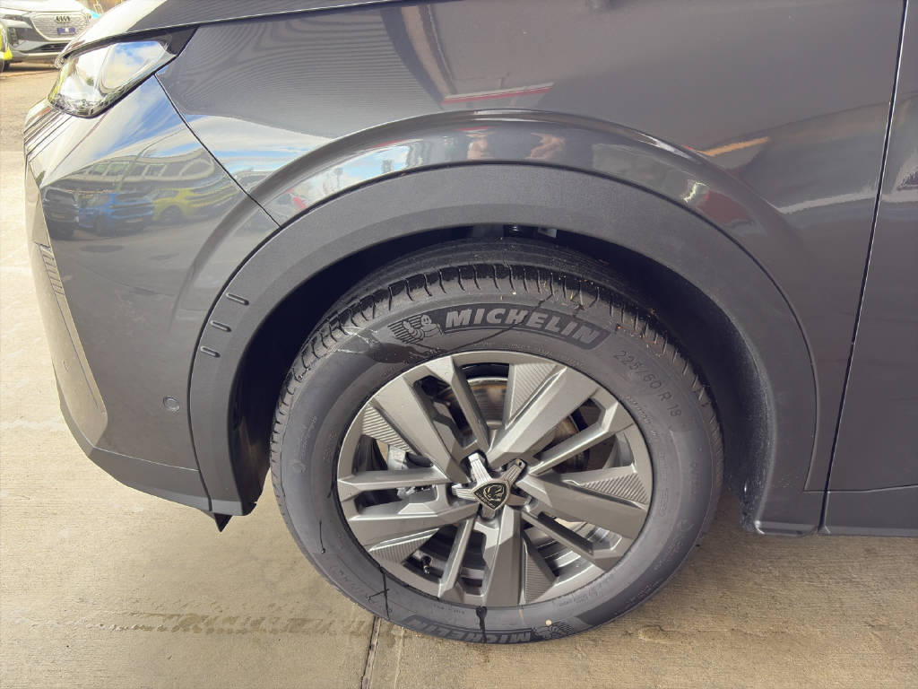 PEUGEOT 5008 1.2 Hybrid Allure Premium-image-9