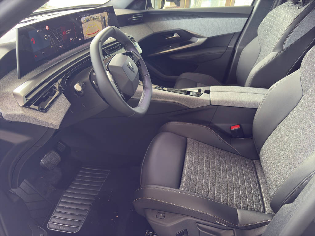 PEUGEOT 5008 1.2 Hybrid Allure Premium-image-4