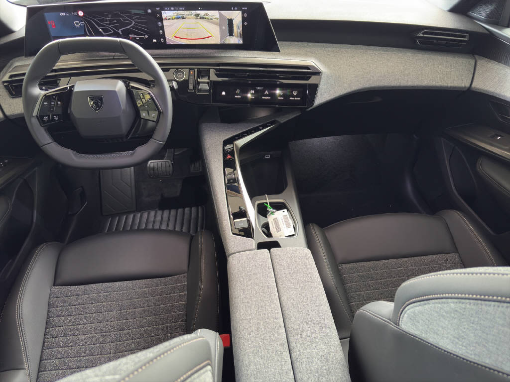 PEUGEOT 5008 1.2 Hybrid Allure Premium-image-6