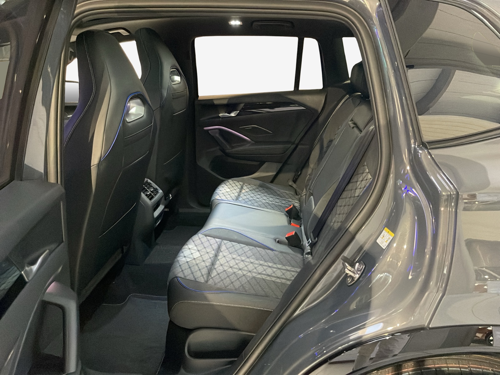 VW Tiguan 2.0 TSI DSG R-Line 4Motion-image-11