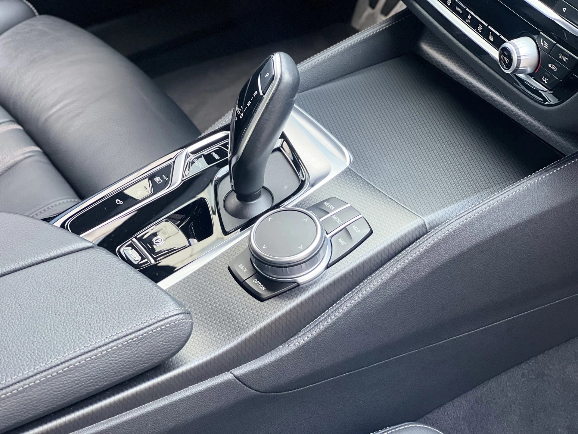 BMW 530e xDrive SAG M-SPORTCH FAHRZEUG AUS 1. HAND-image-15