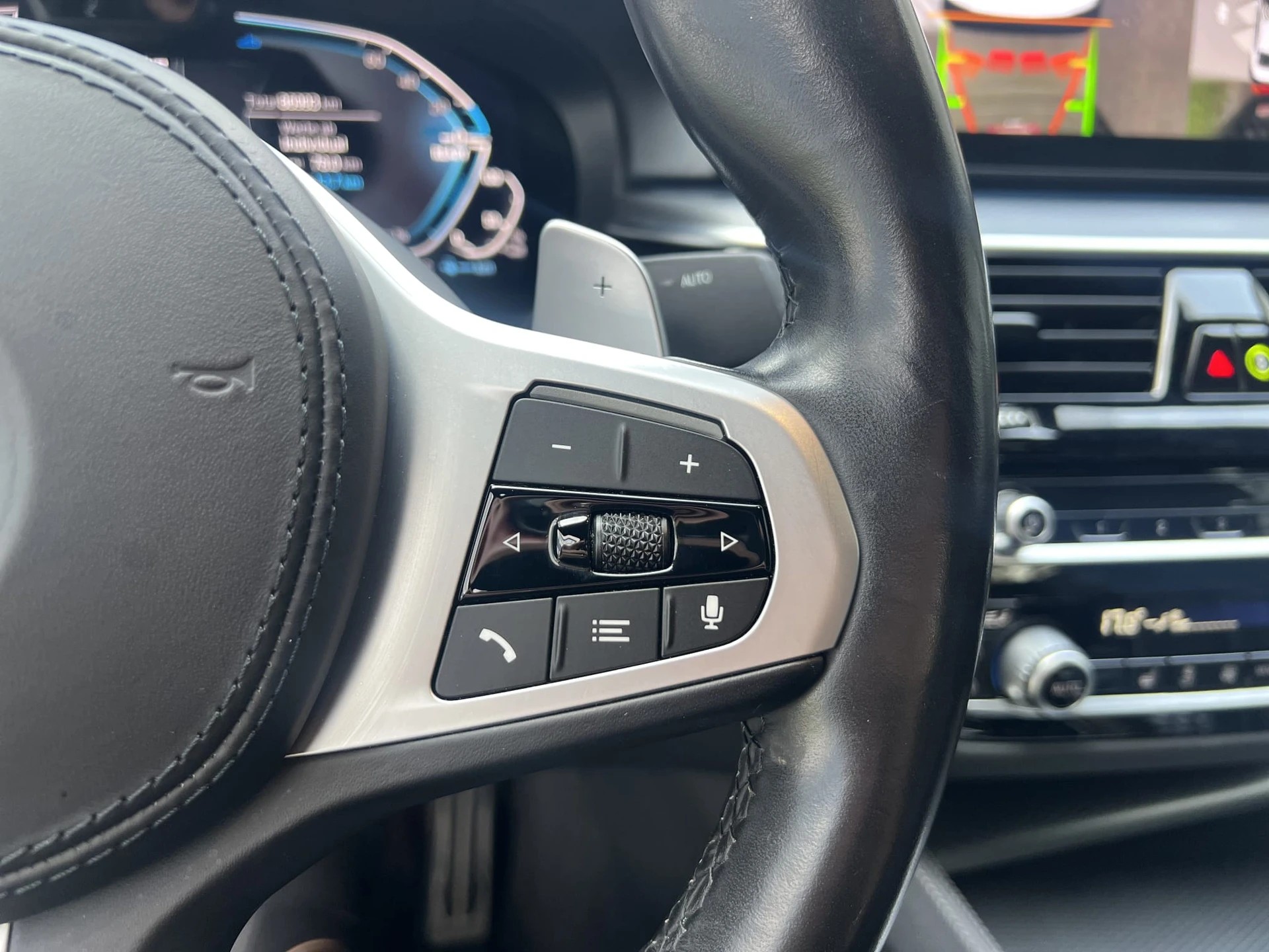 BMW 530e xDrive SAG M-SPORTCH FAHRZEUG AUS 1. HAND-image-19