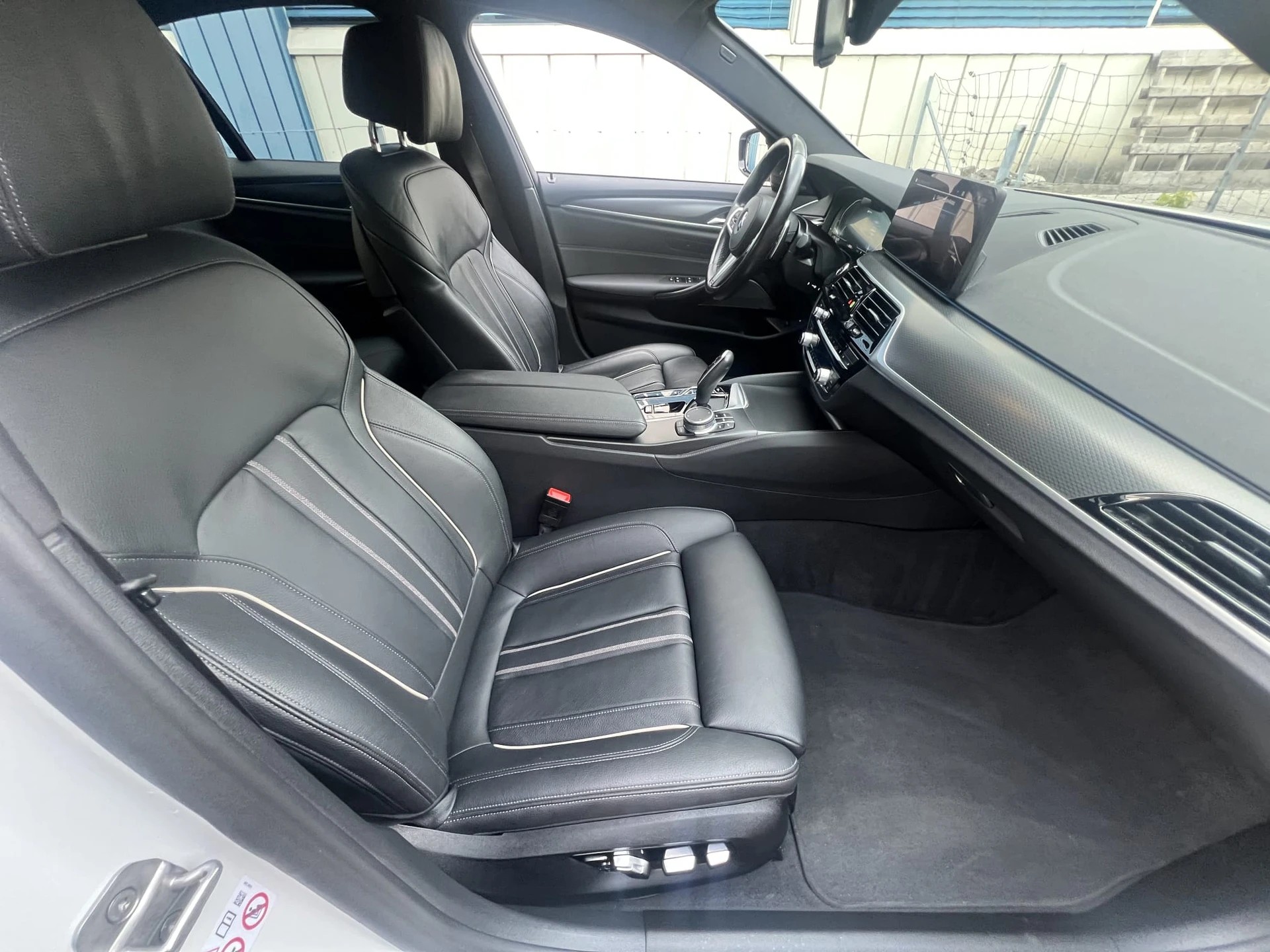 BMW 530e xDrive SAG M-SPORTCH FAHRZEUG AUS 1. HAND-image-8