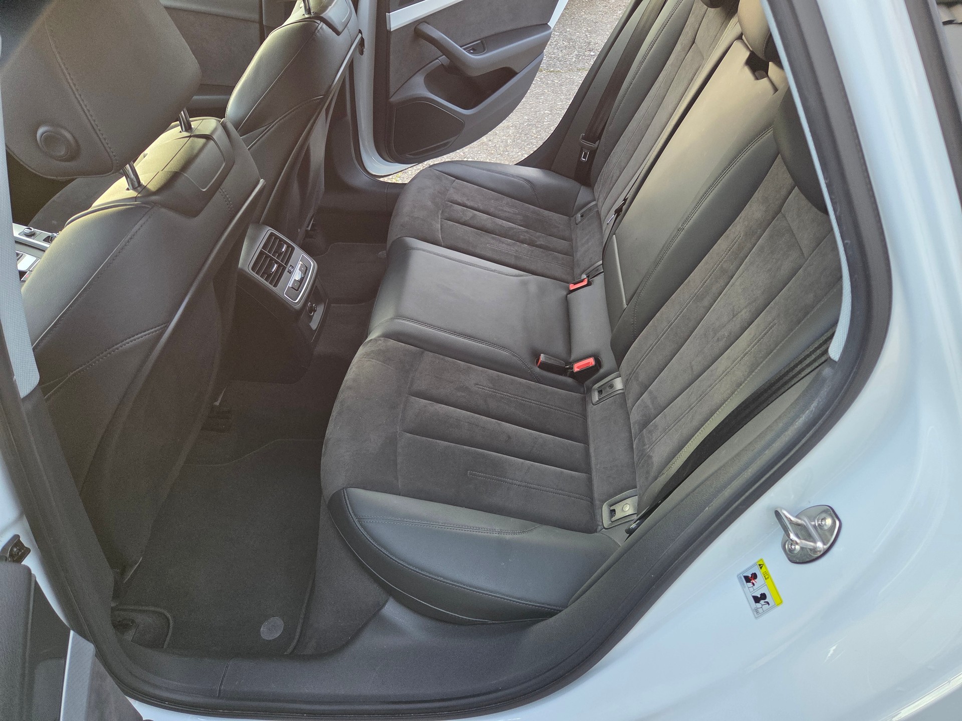 AUDI A4 Avant 40 TDI quattro S-tronic-image-13