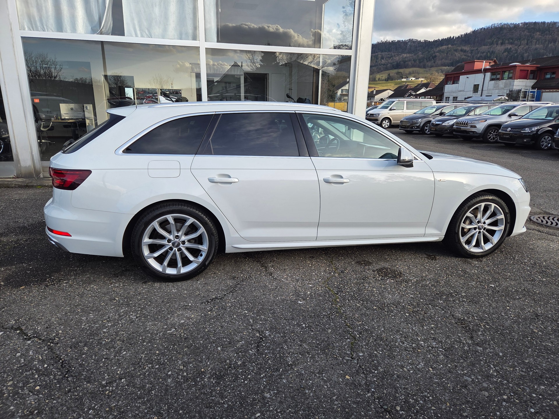 AUDI A4 Avant 40 TDI quattro S-tronic-image-9