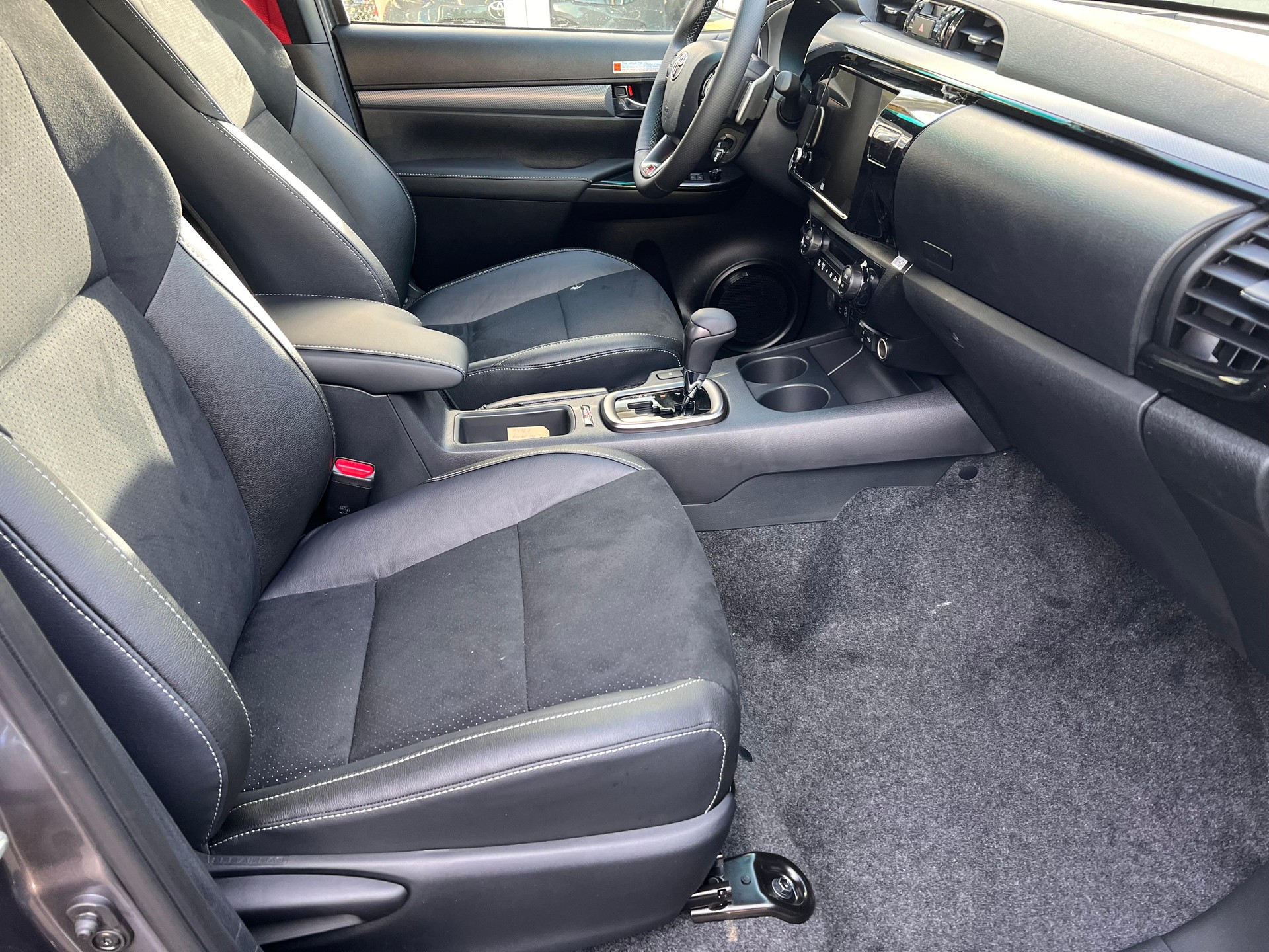 TOYOTA Hilux Double Cab.-Pick-up 2.8 D-4D 230 GR Sport II-image-12