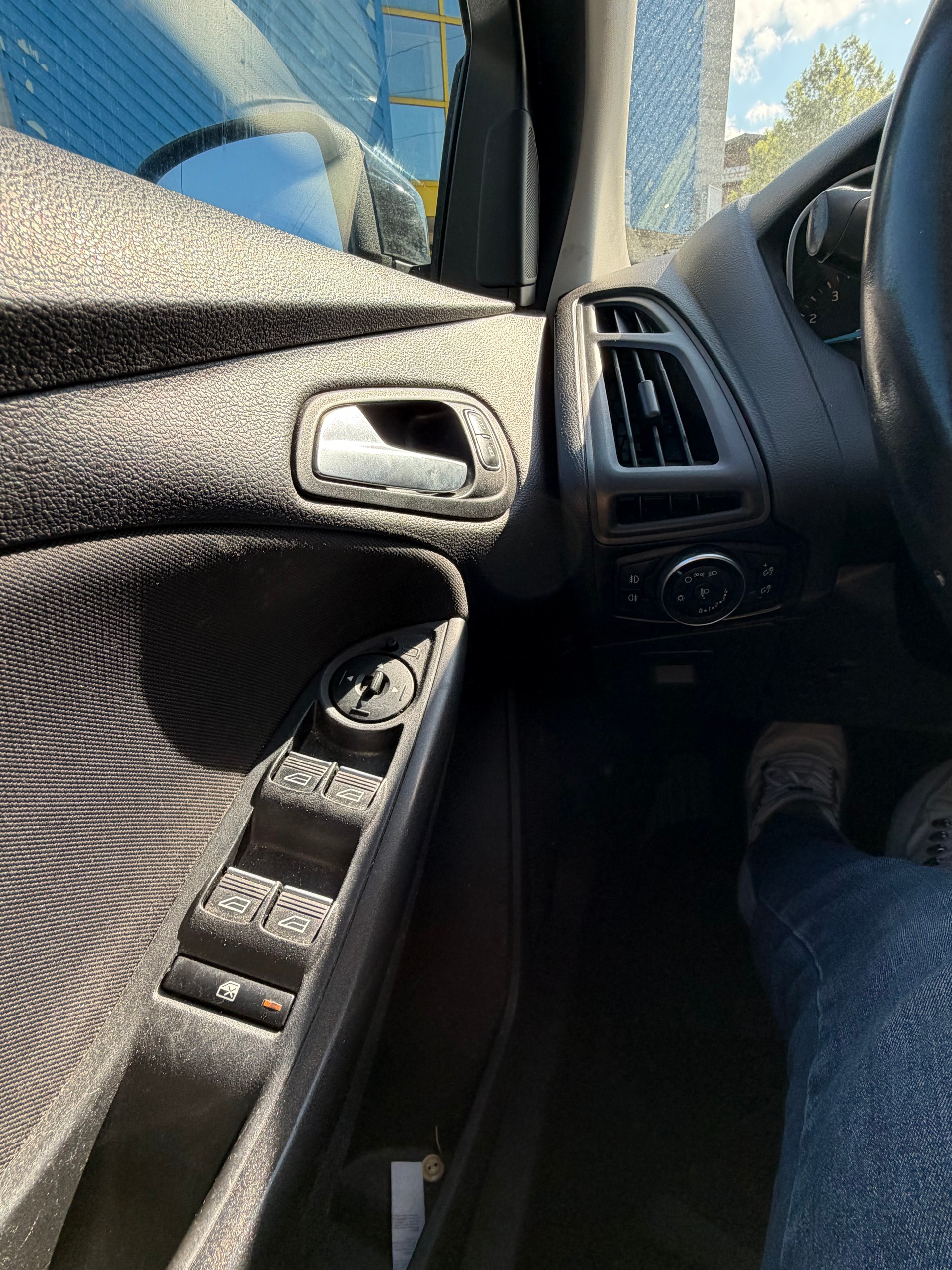 FORD Focus 1.0 SCTi Titanium-image-9