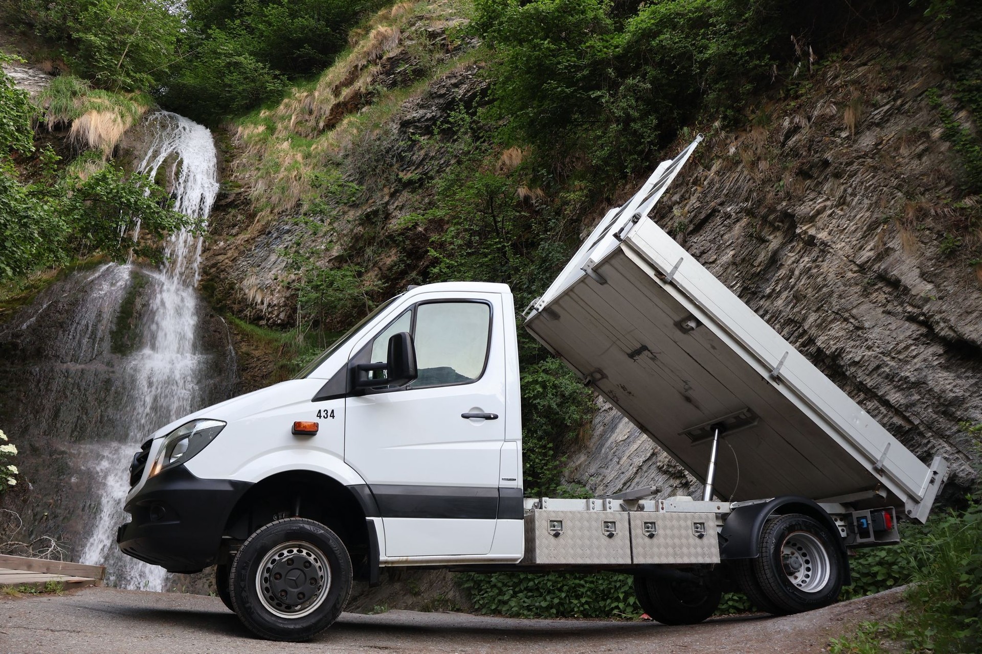 MERCEDES-BENZ Sprinter-showroom-element-1