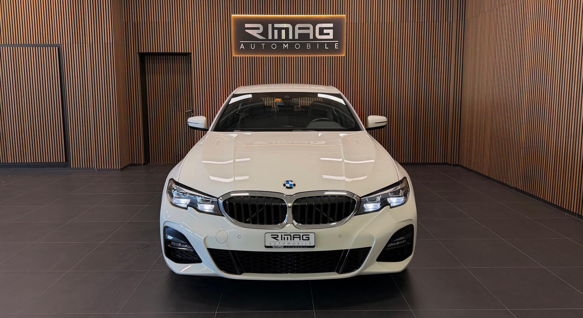 BMW 318i Steptronic M Sport | Unfallfrei | CarVertical | 8-fach bereift mit Felgen-showroom-element-1